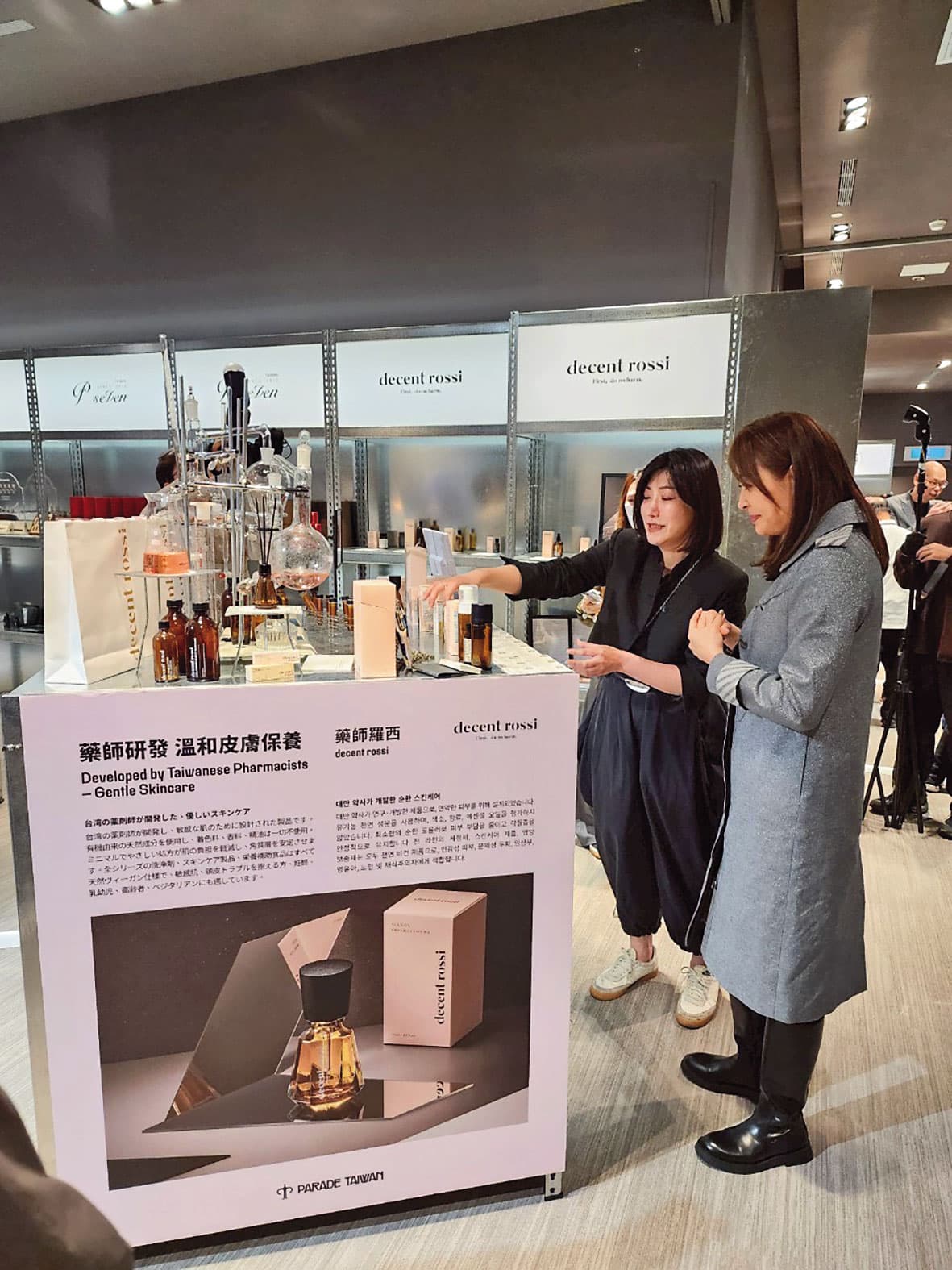2025年4月decent rossi在台北101設快閃店,董事長賈永婕(右)到櫃位參觀。(翻攝decent rossi FB)