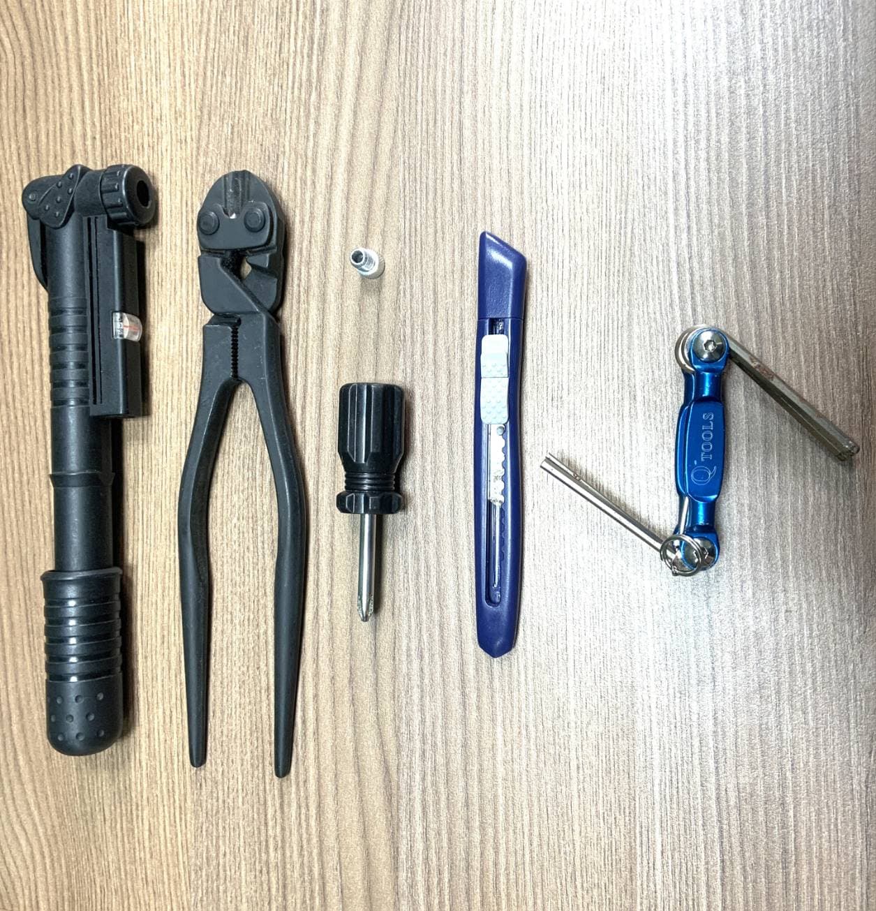 警方拘提周男並起出犯案工具一批。(翻攝畫面)