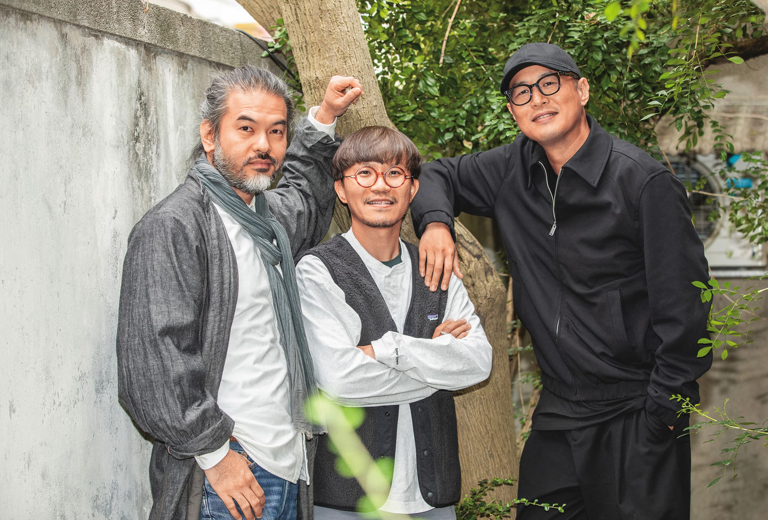 賴俊羽(左)和管偉傑(右)共同執導《乩身》,特效總監郭憲聰(中)在前期便加入製作團隊。