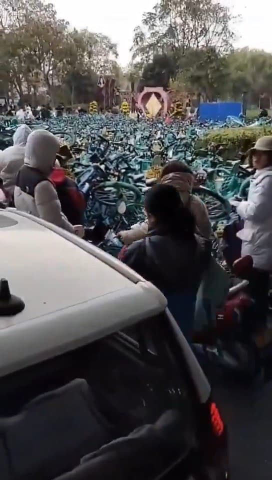 「單車屍體」被丟在馬路上，引發交通堵塞。（翻自X平台）
