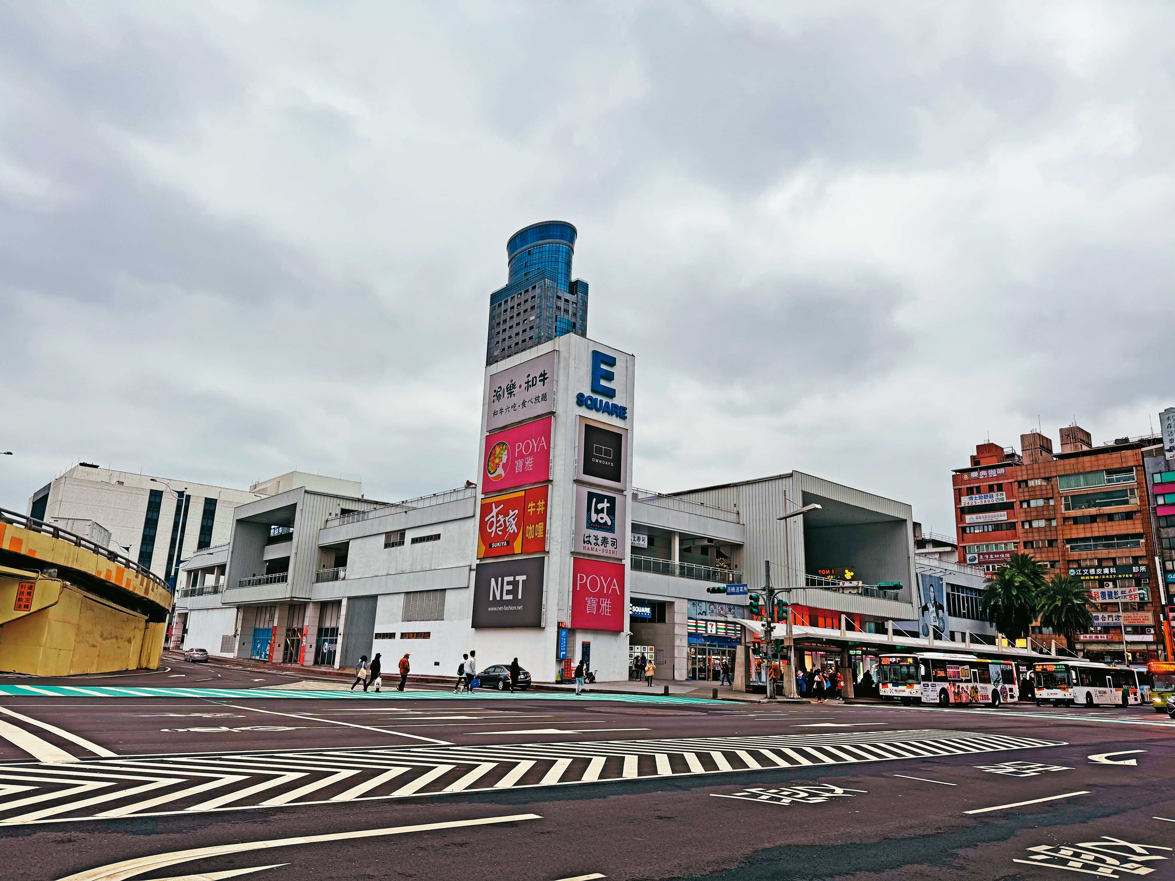 東岸廣場由NET進駐後,增建2至4樓,並引進知名美食店及寶雅賣場,人潮滿滿。