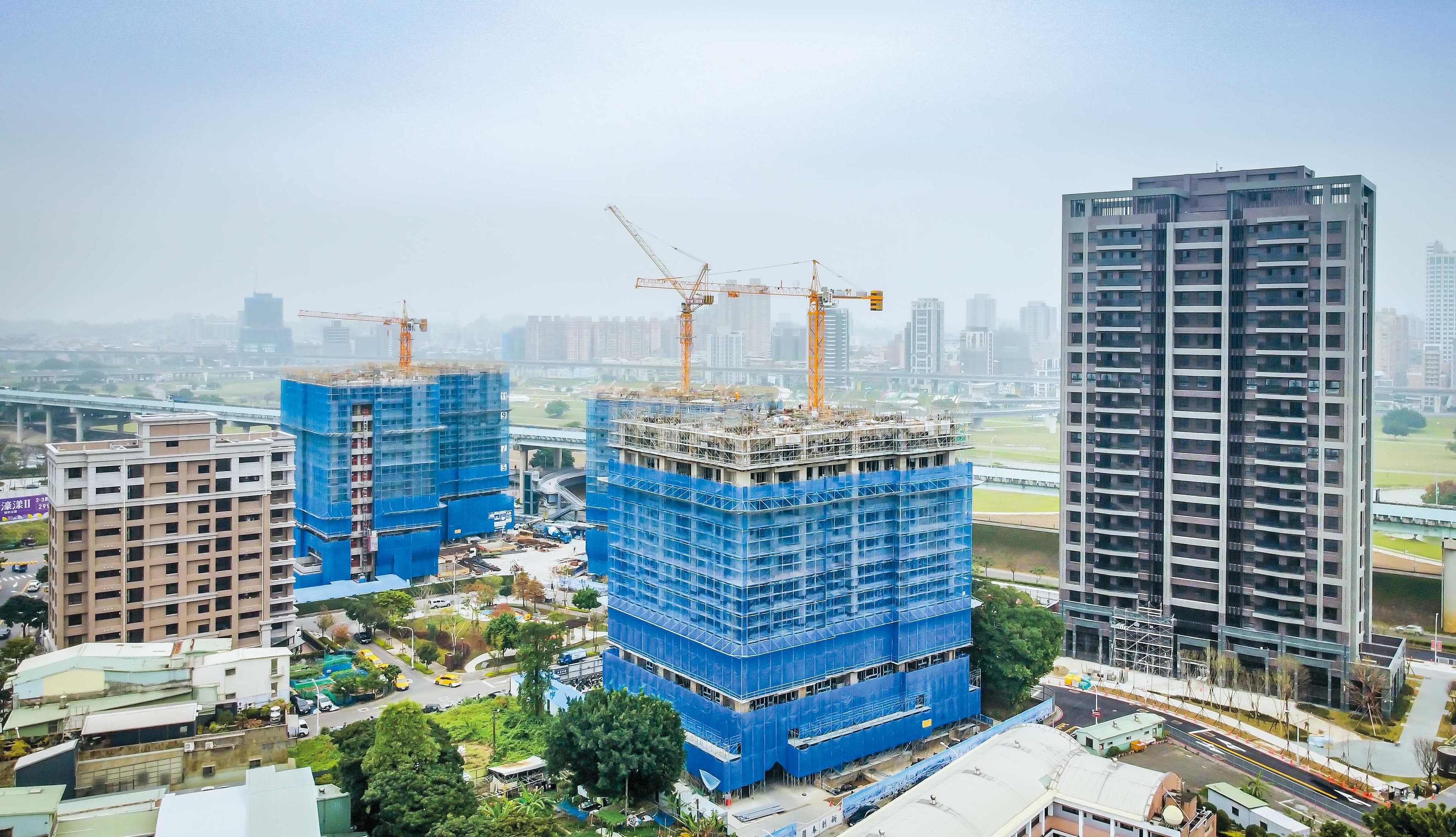 為搶救房市買氣,建商紛紛出招拚現金。