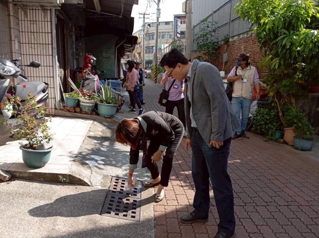 台南市副秘書長徐健麟親自帶領市府防疫團隊深入社區進行環境巡查。（台南市政府提供）