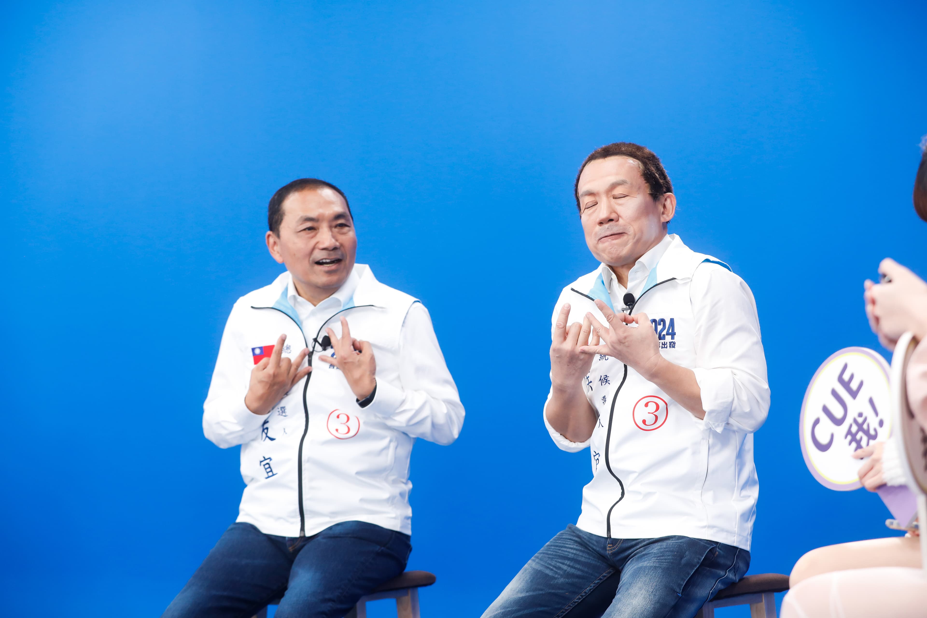 侯友宜(左)參加《鄉民大學問》,與主持人郭子乾(右)扮演的「侯友疑」一起比出喜樂手勢。