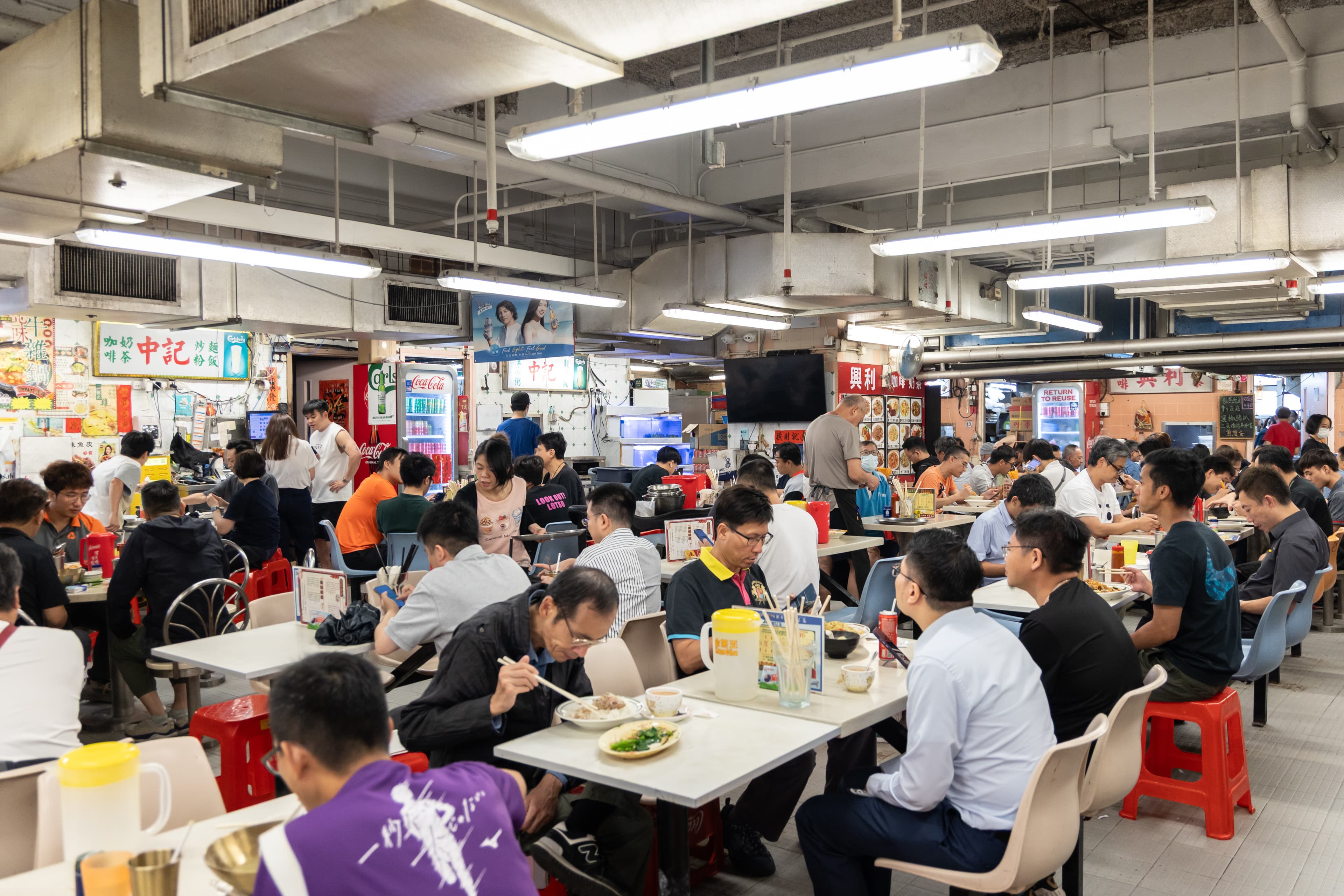 午餐時段,餐廳裡滿滿都是來用餐的人潮。