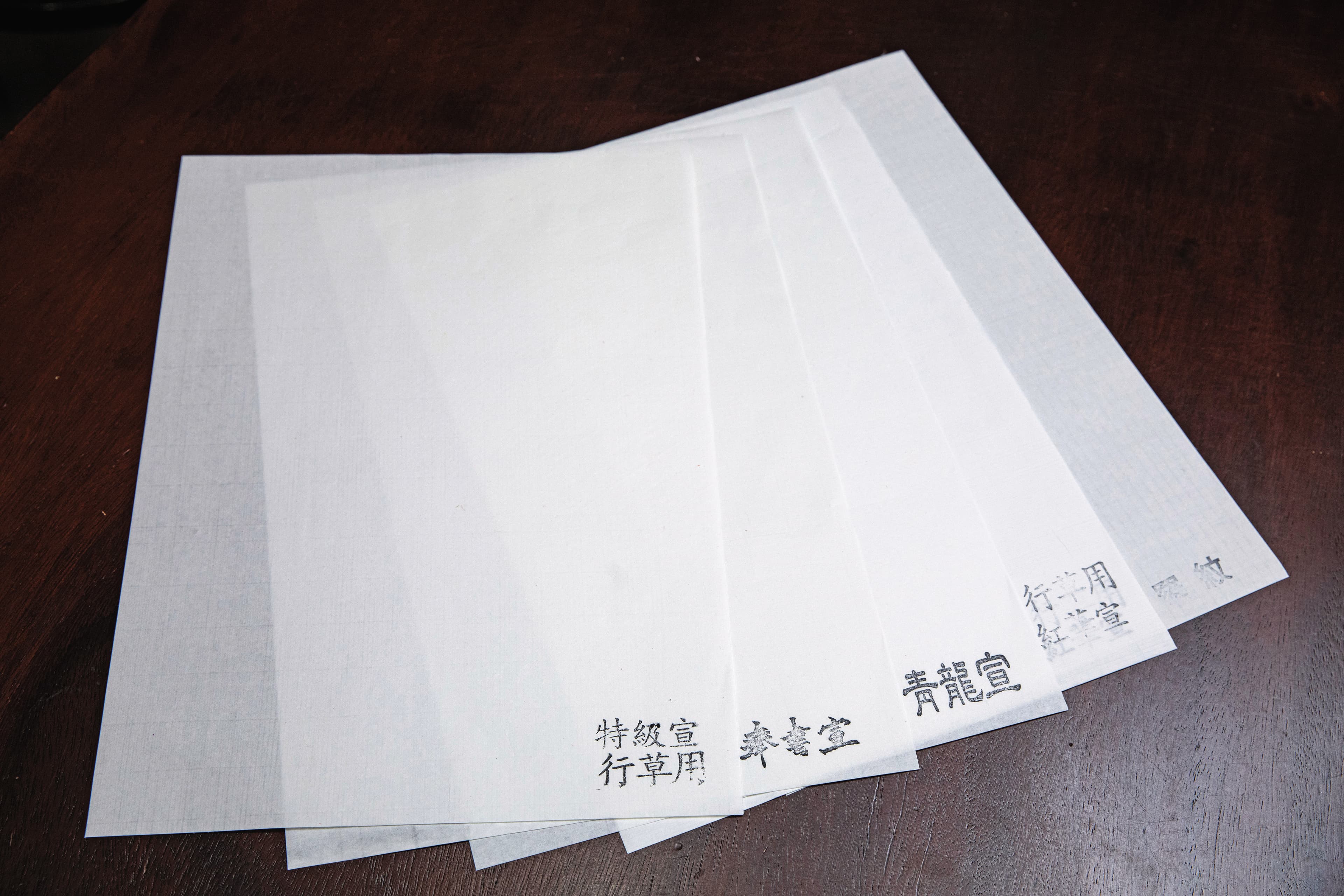 黃國權將宣紙種類分得更細,適合書寫不同字體。