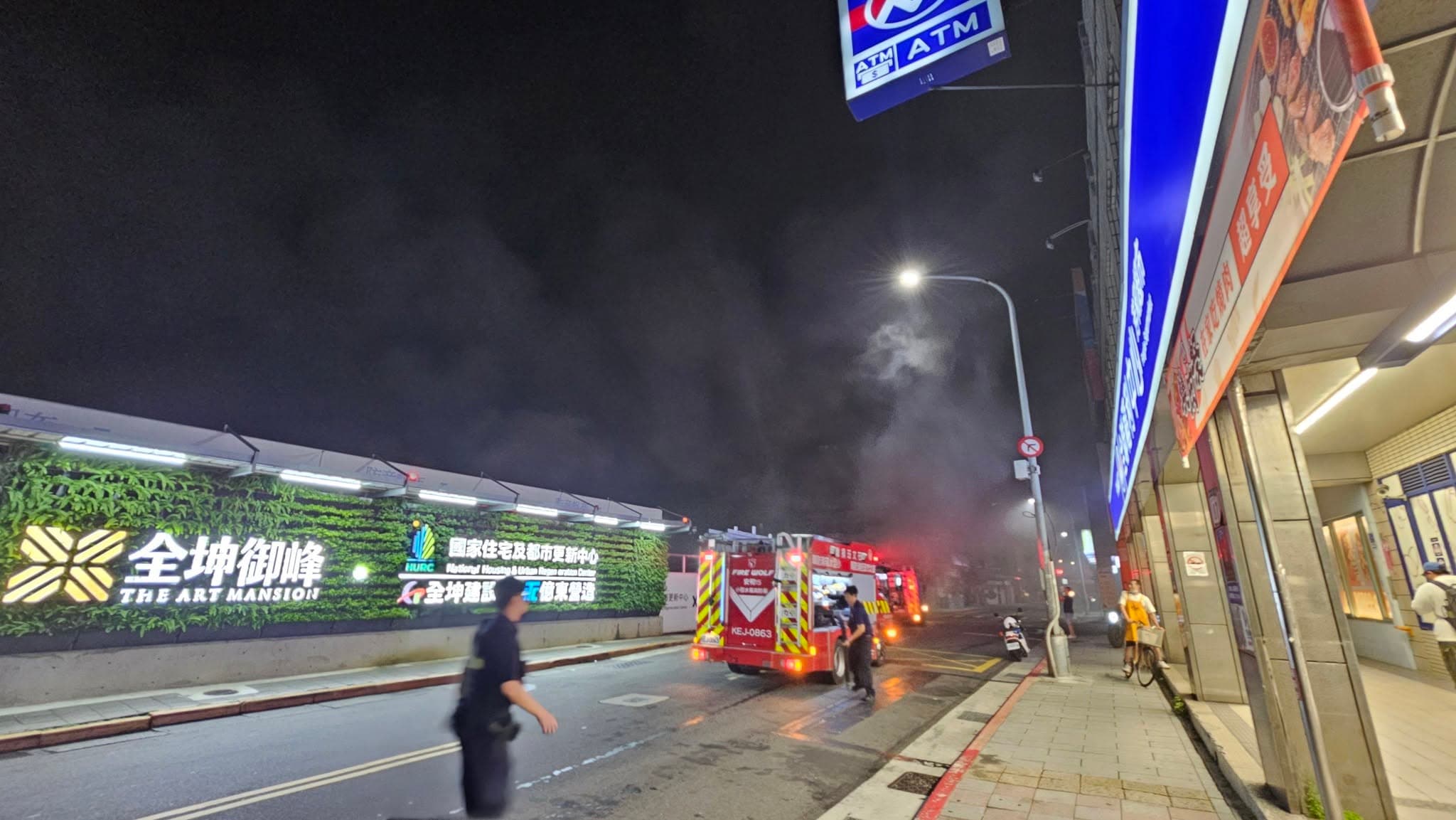 北市大安區樂業街與嘉興街口工地地下室昨晚發生火警,逾百名逾百名警消人員趕赴現場灌救,民眾黨議員兼義消的張志豪也投入支援到天亮。(翻攝自FB@六張犁居民大小事)