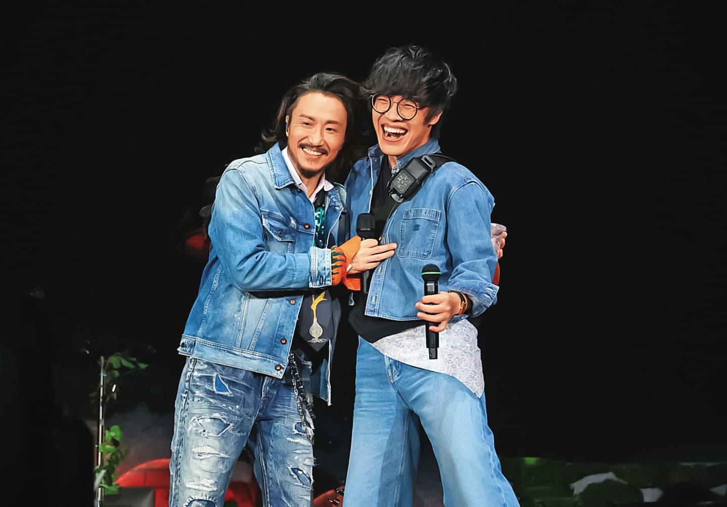 9月底盧廣仲(右)還去當了鄭中基(左)高雄演唱會的嘉賓,2位歌王飆歌,觀眾大呼過癮。(翻攝自盧廣仲IG)