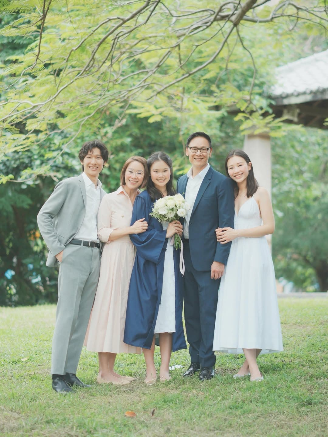 徐承義(右二)與吳丹鳳(左二)育有3名子女,小女兒Sophie(中)近日高中畢業。(翻攝kellyywoo IG)