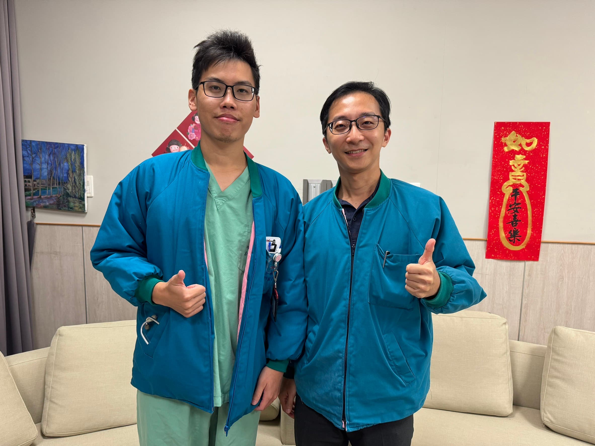 右為急診室主任游俊豪,左為急診室醫師洪昌宏。(中醫大新竹附醫提供)