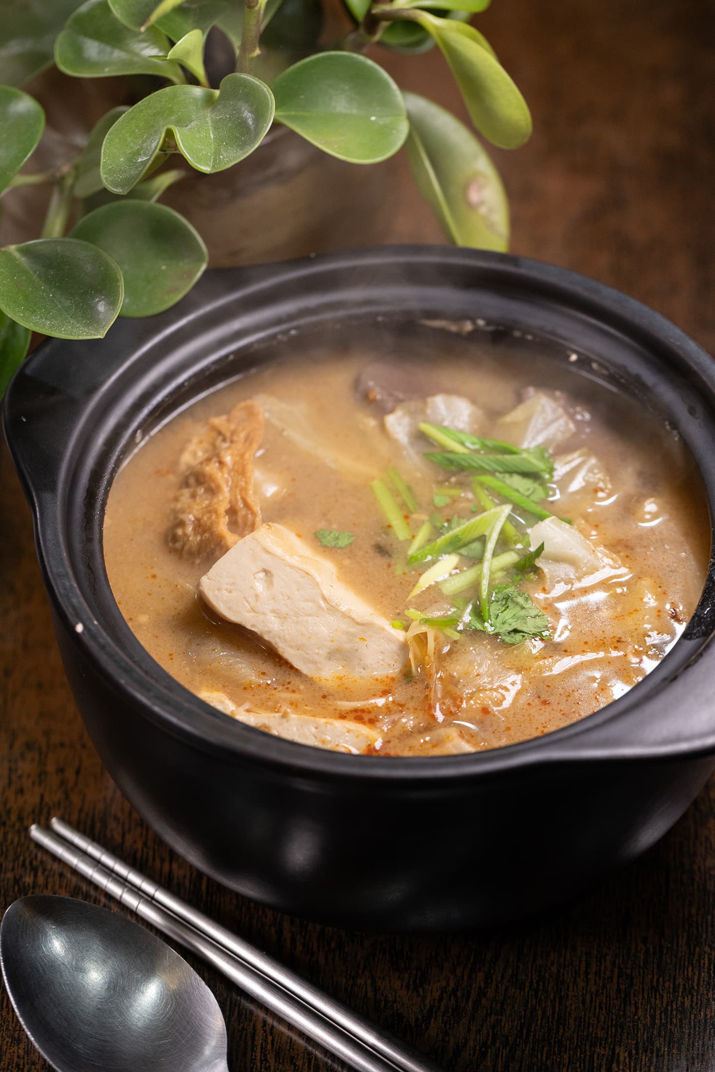 「麻辣綜合湯」能吃到臭豆腐、鴨血、豆皮等配料,搭配微辣溫潤的湯底,很適合冷天時享用。(85元/份)