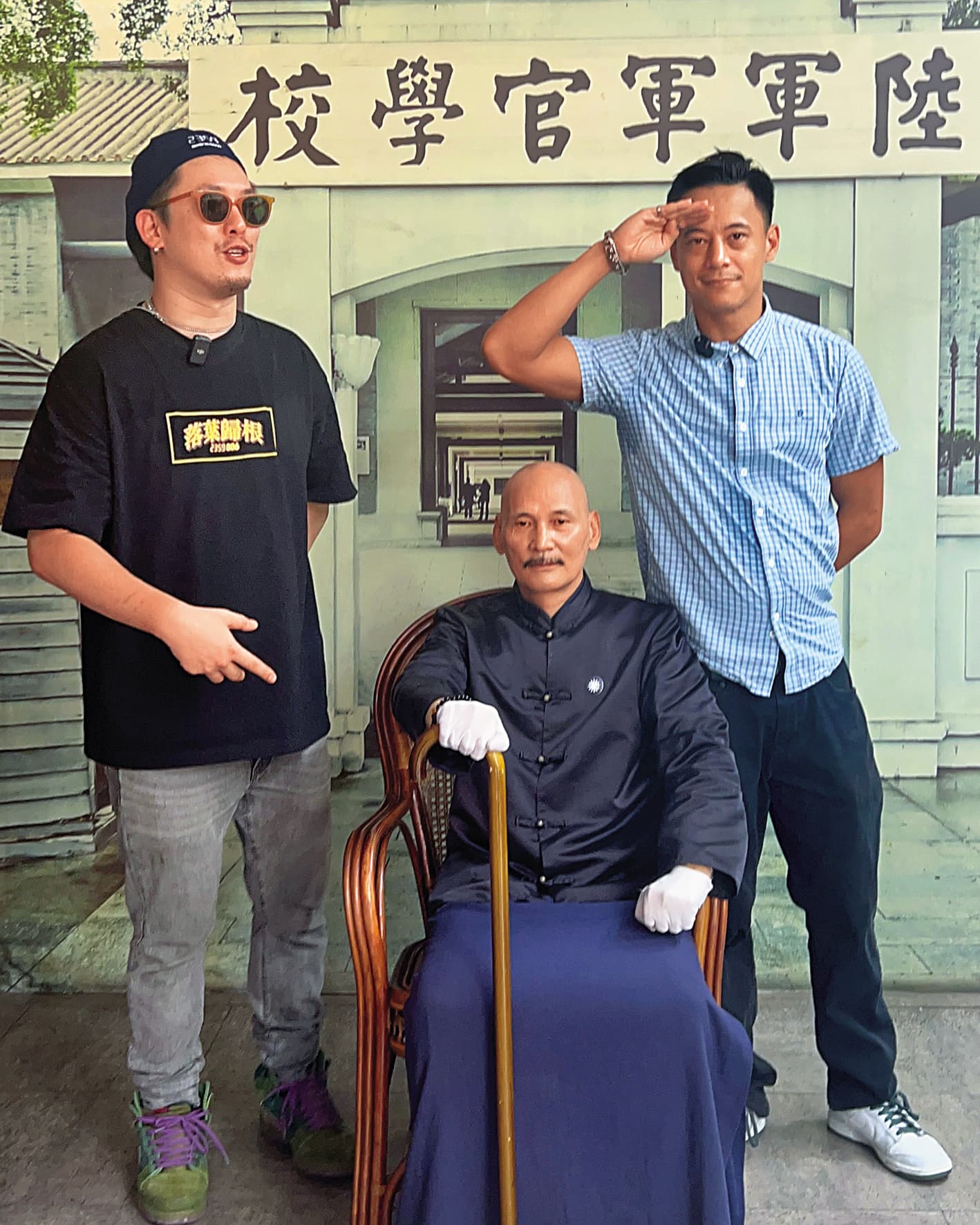 蔣友青(右)上網紅YouTube節目,回到大陸寧波奉化和蔣中正蠟像合照,還大喊兩岸一家親。(翻攝自Michael Luo臉書)