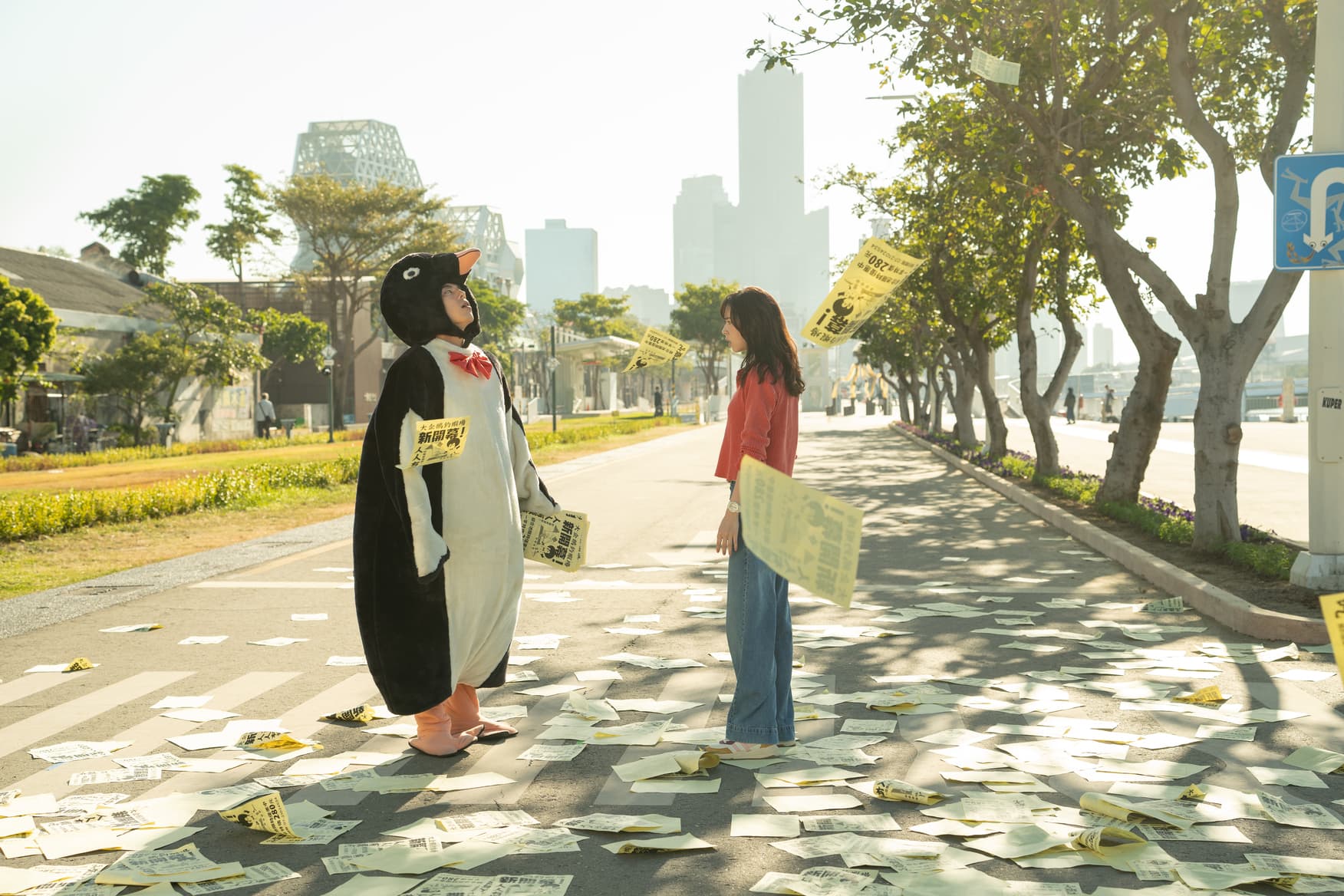 《命中註定那頭鵝》中，女主角林奕嵐愛上了穿上企鵝裝的詹懷雲。（双喜電影提供）