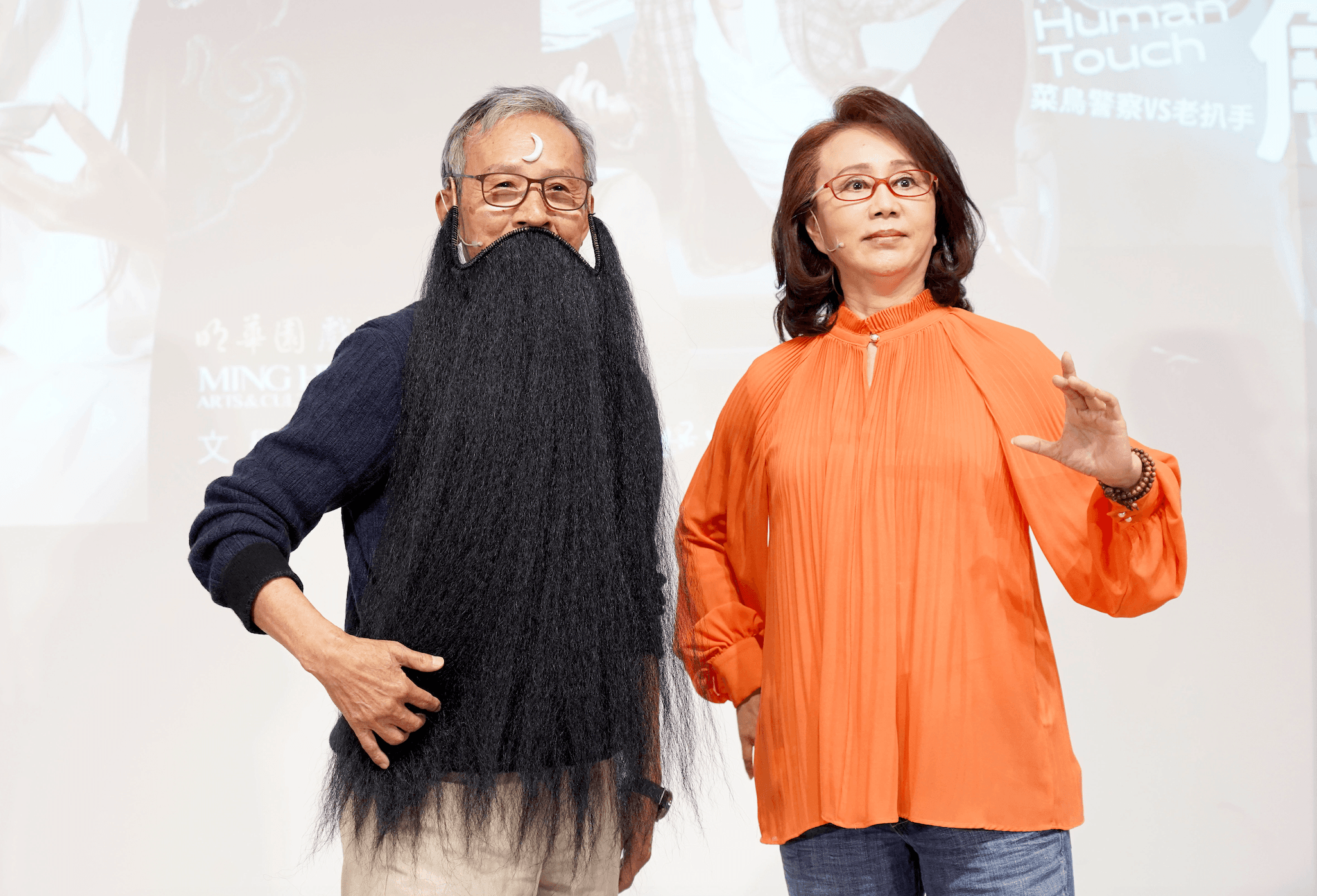 吳念真(左)戴鬍子與月牙印扮包公,和孫翠鳳帥氣合照。(張大魯攝影-綠光創藝提供)