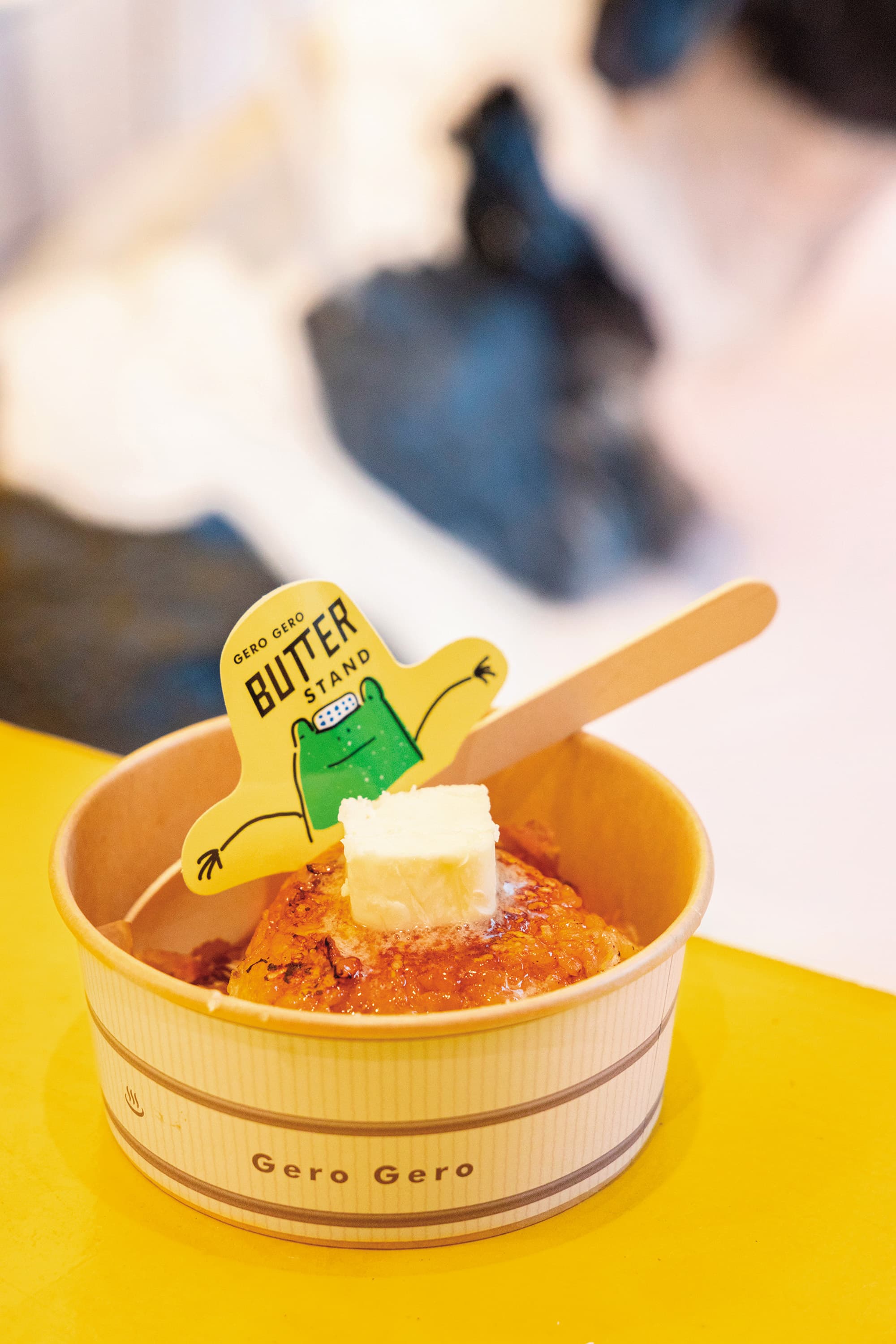 撒上柴魚片的「奶油醬油烤飯糰」是Gero Gero Butter Stand的招牌餐點。(600日圓/份,約NT$130)