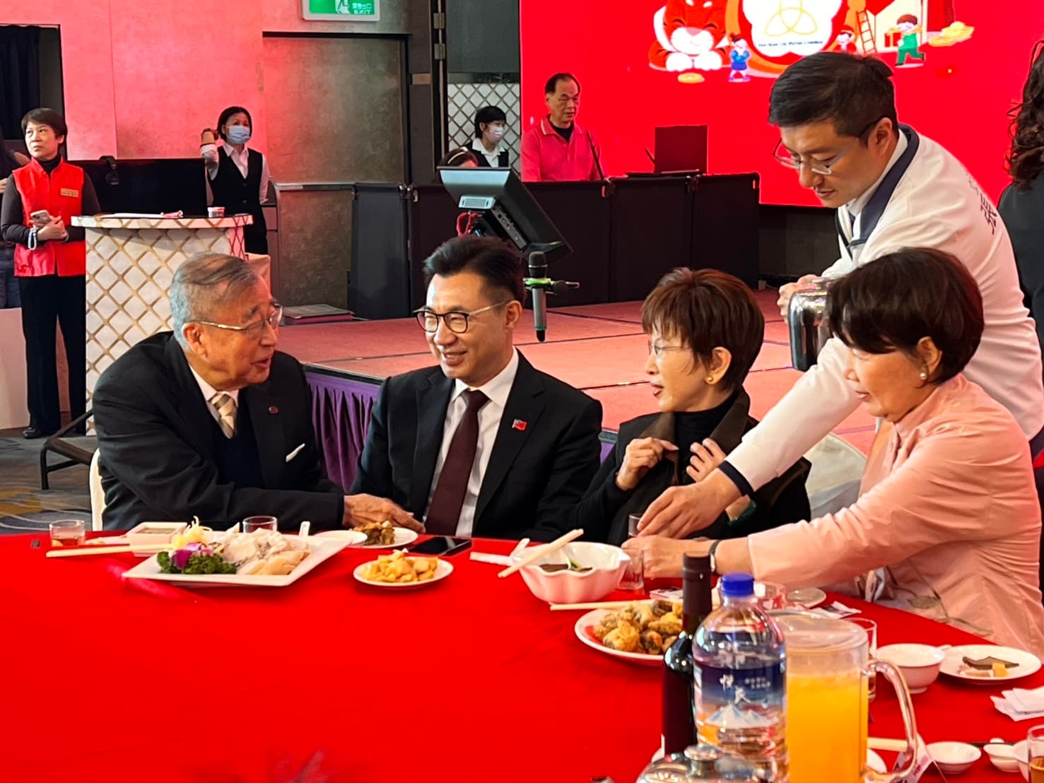 前內政部長廖了以、立法院副院長江啟臣、前國民黨主席洪秀柱18日也出席婦女會新春團拜。
