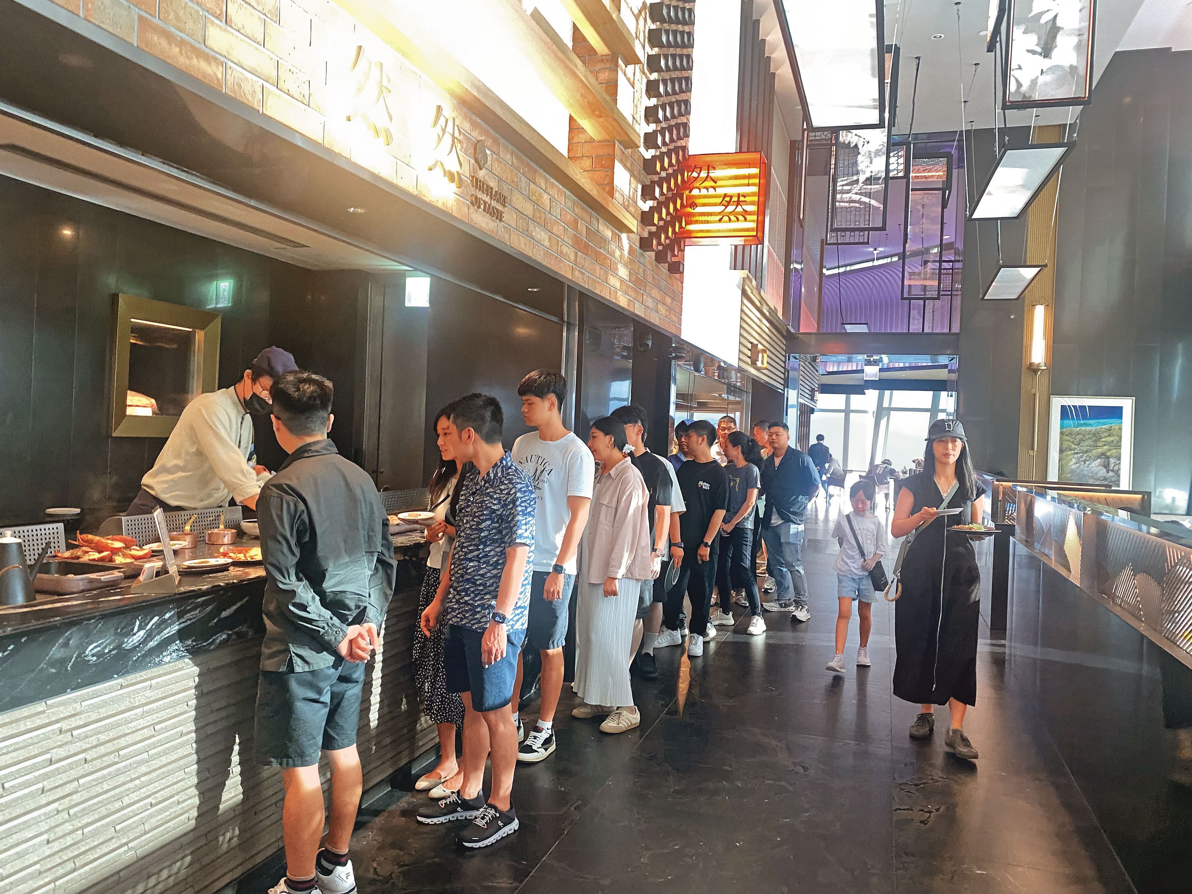 今年元旦起,從高檔自助餐到平民小吃,多樣品牌都調整價格。