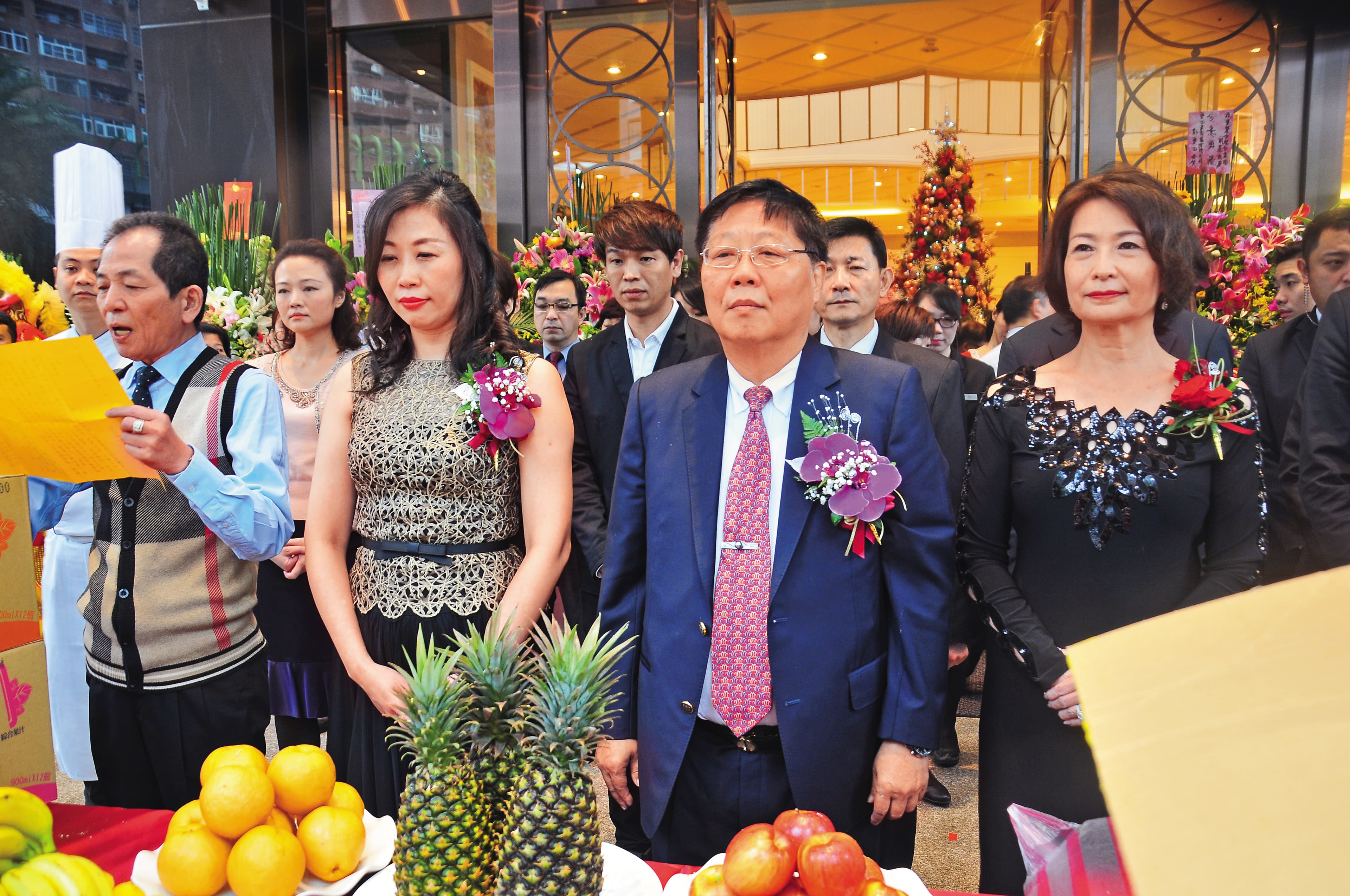金錢豹酒店創辦人袁昶平(前右)與元配離婚後,2024年與吳菀庭(前左)再婚。(讀者提供)