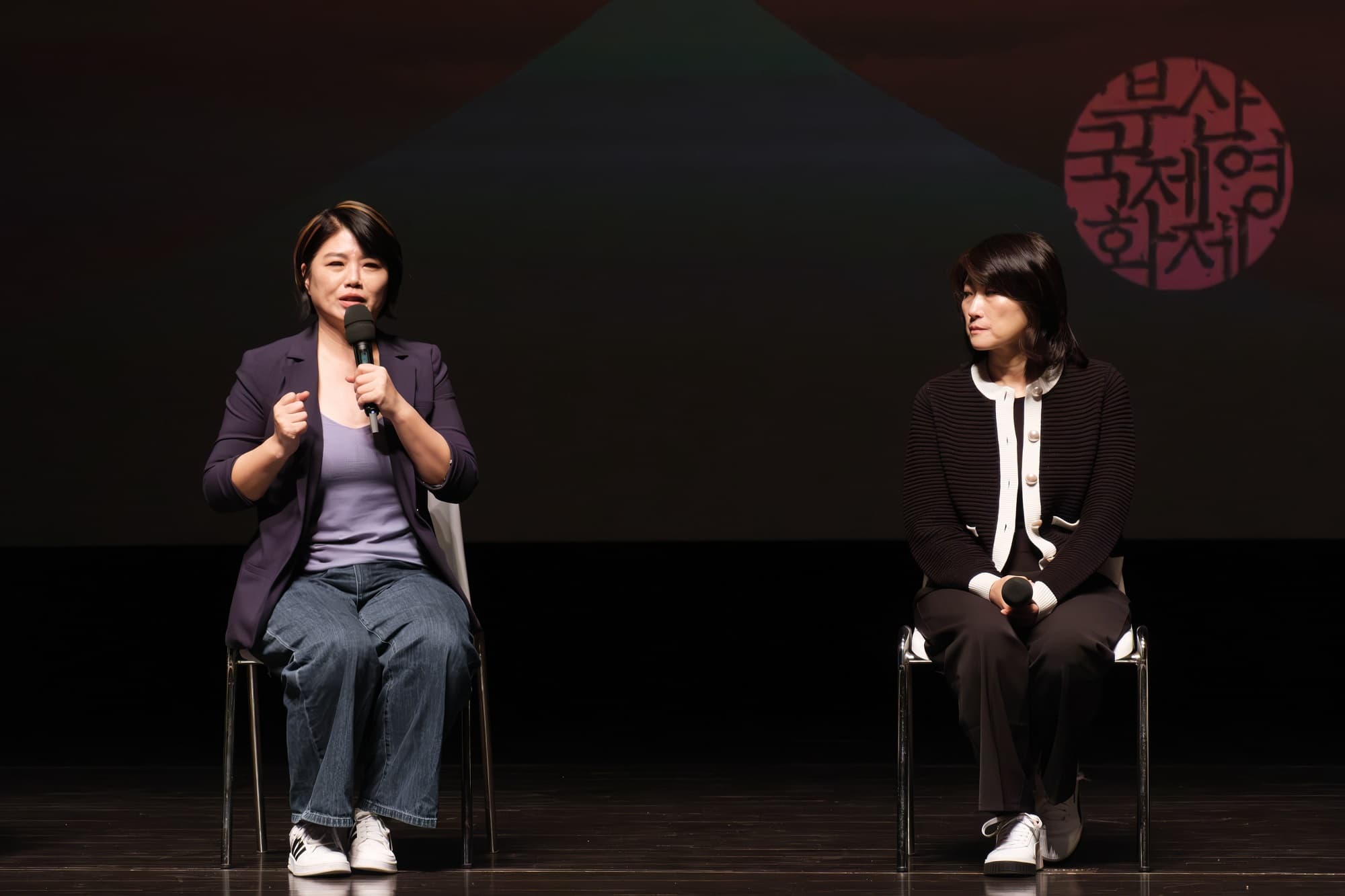 《影后》編導嚴藝文(左)與監製丁長鈺(右)期待在首映會上得到觀眾最真實的反饋。(Netflix提供)