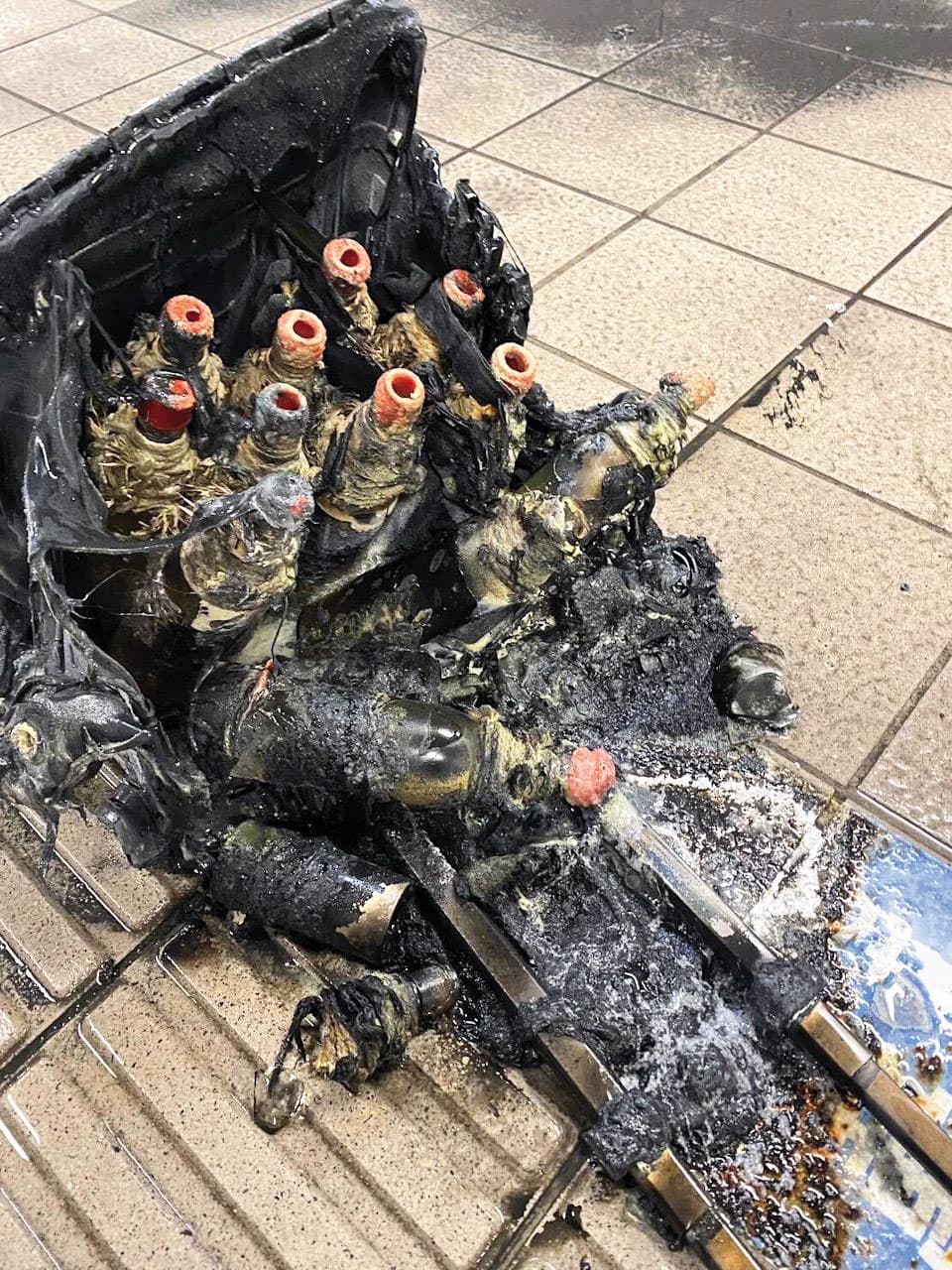 余家昶肉身阻止張文恐攻,也讓張文整箱的汽油彈因此毀損、無法傷人。(翻攝畫面)