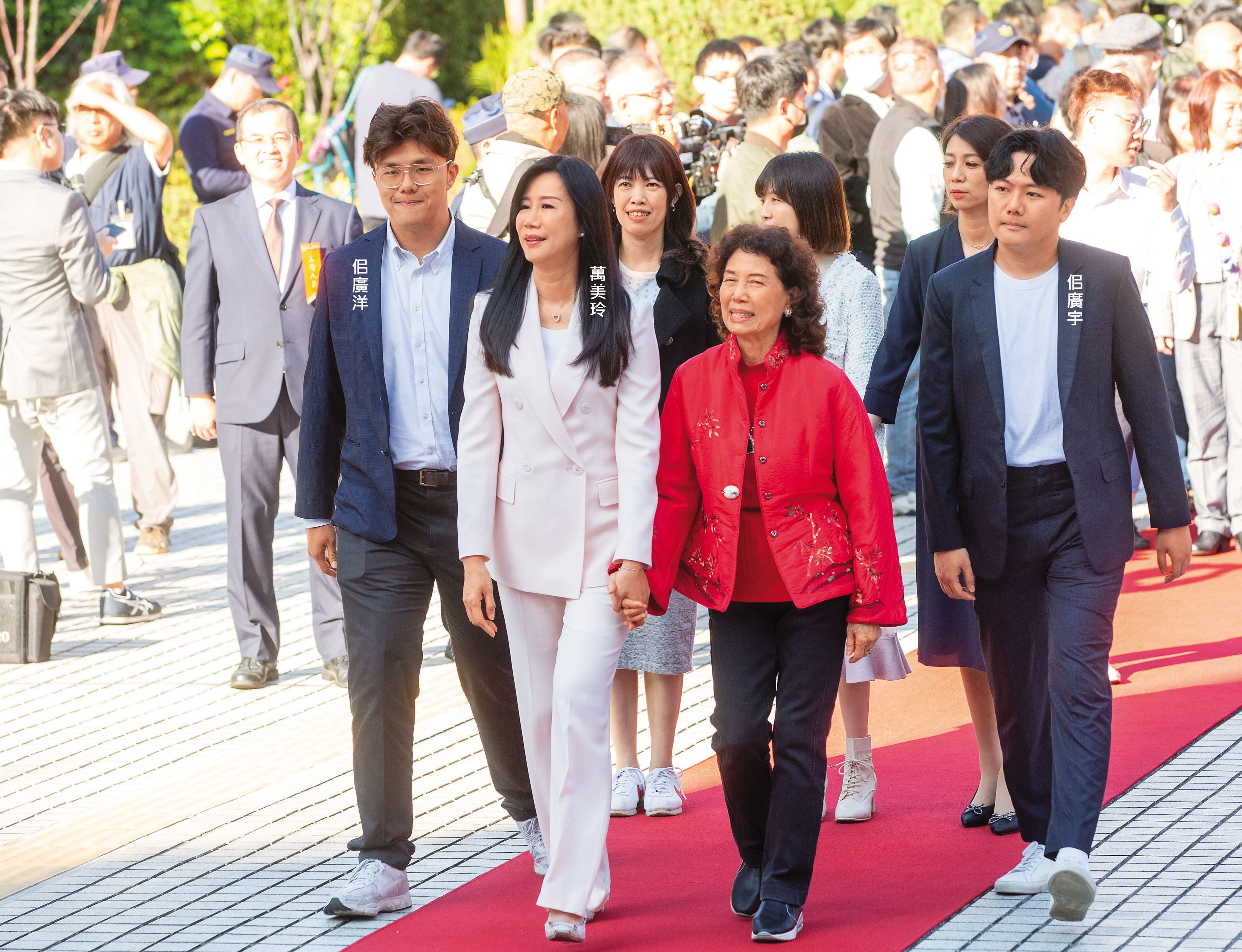 萬美玲當選立委時,兒子佀廣洋及佀廣宇陪同她至立院報到,2人如今卻都捲入爭議。