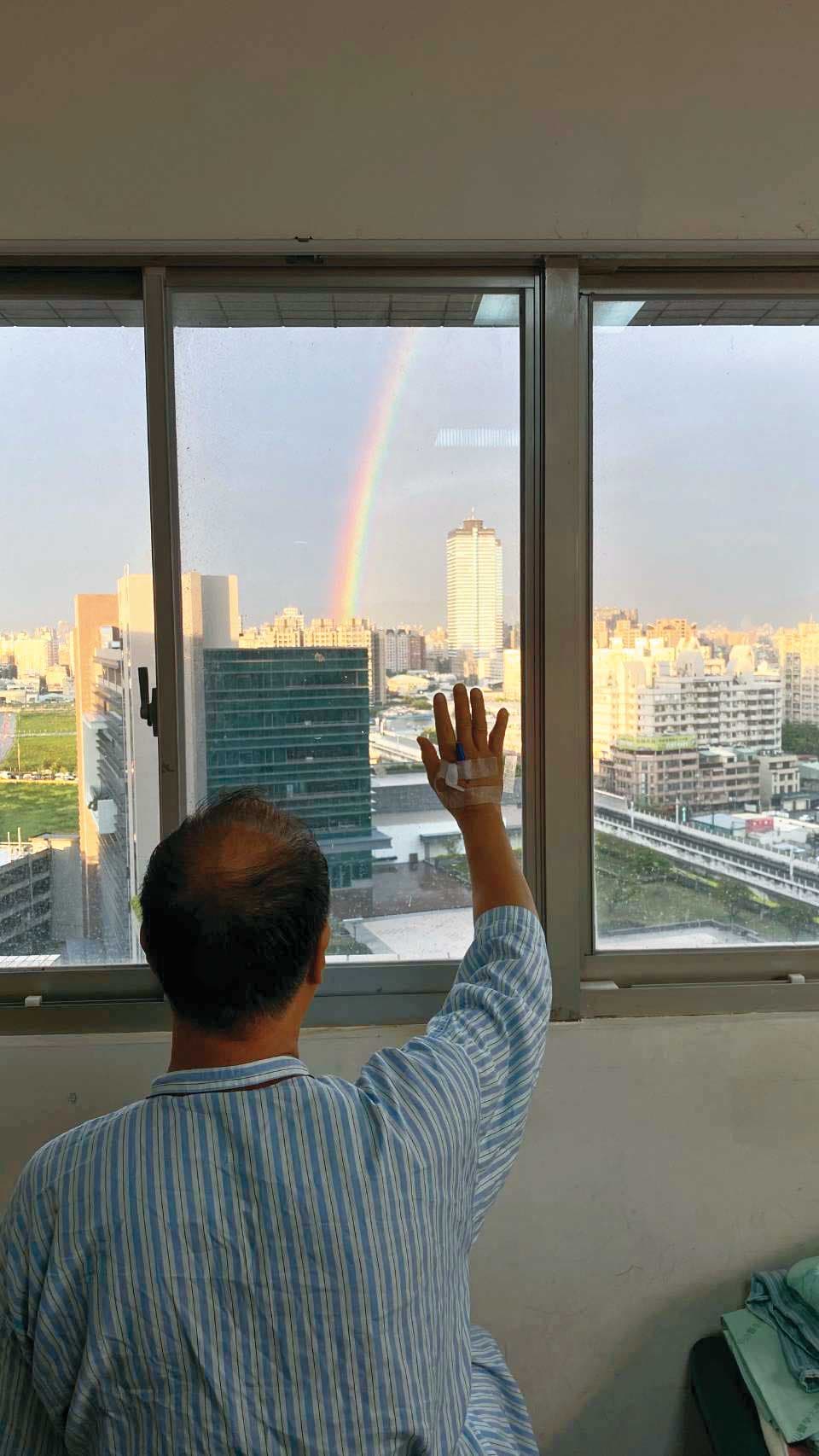 開刀前夕,賴力行在病房看見2道彩虹,一度覺得是父母來接他,因此傳了告別簡訊給親友。(賴力行提供)