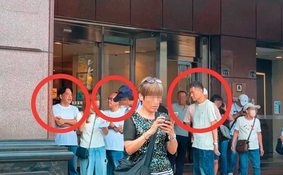 基隆二信的許姓、楊姓及鍾姓高階主管,也被拍到在上班時間,於謝國樑登記參選現場陪同造勢。(讀者提供)