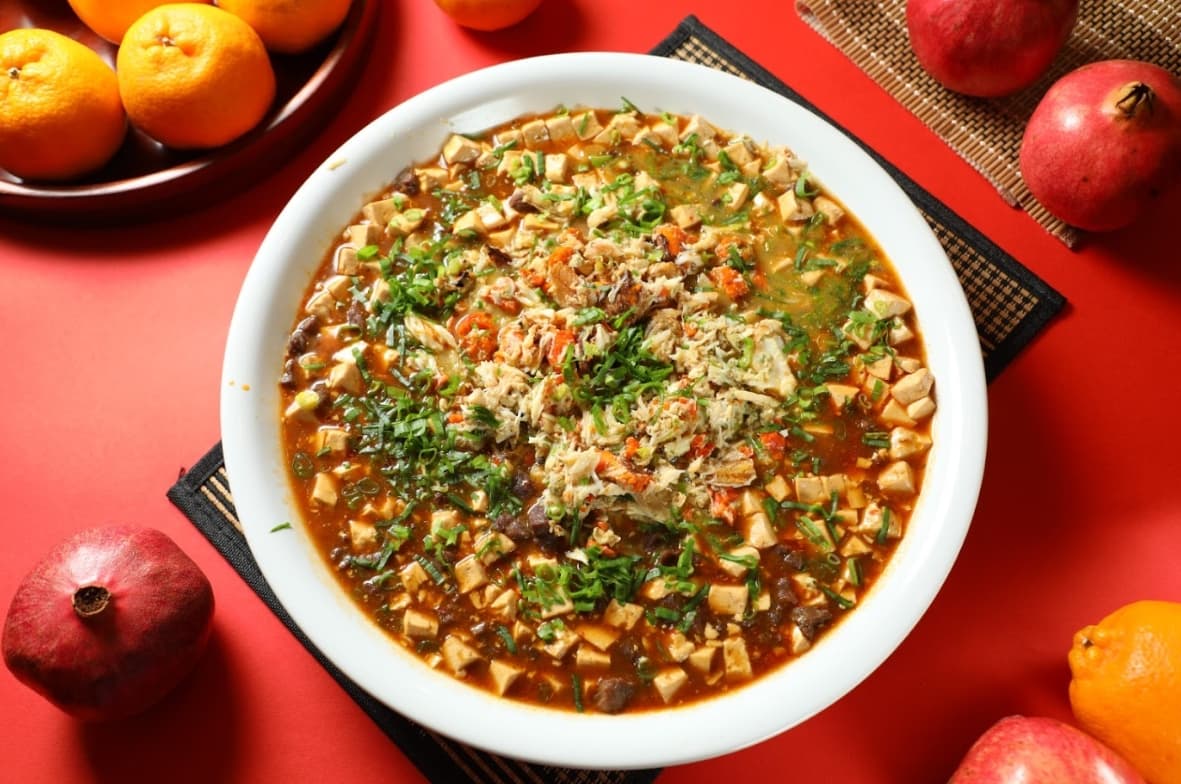 「蟹黃菲力麻婆豆腐」是朧粵餐廳的名廚簡捷明的創意料理,裴社長在原本食譜的基礎上調整食材,以菲力牛肉取代和牛,並用當季沙母的蟹黃和蟹肉增添鮮味。(何宗昇、鄭祺耀攝)