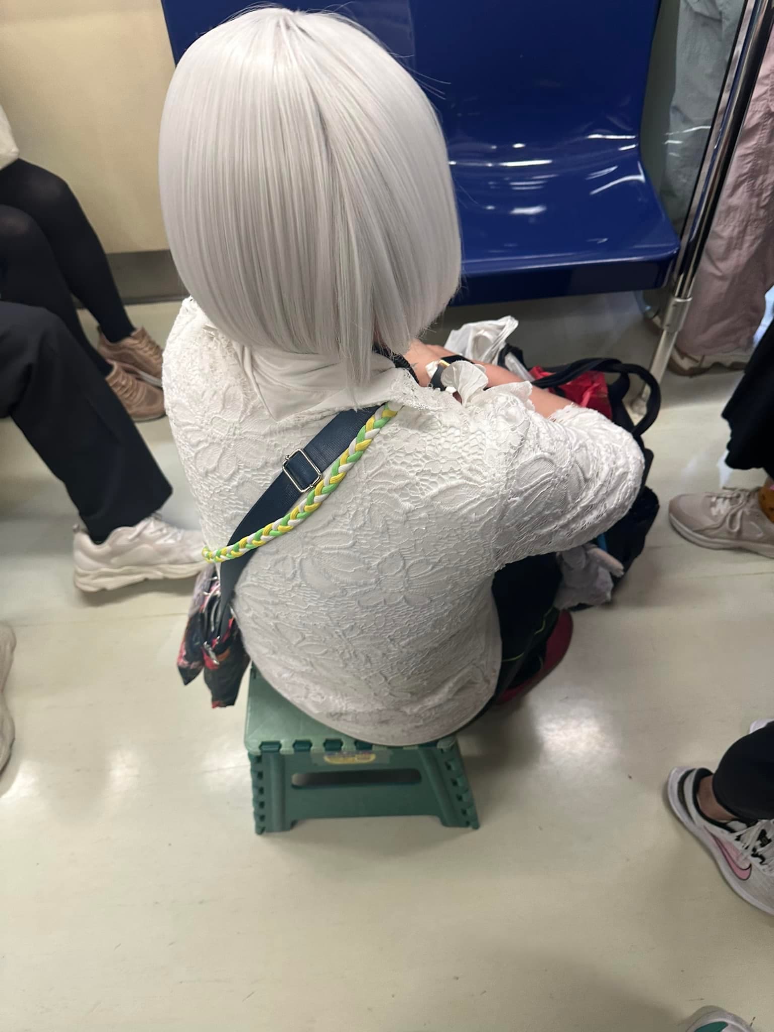 有位白髮女自備折疊板凳坐在博愛座前,讓原po感到有些疑惑。(翻攝自爆料公社(官方粉專專屬))