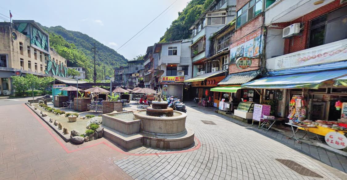 鍾文智在住家旁先攔計程車在台北市區亂繞,隨後直奔石碇市區(圖),下車後即行蹤不明至今。(翻攝GoogleMaps)