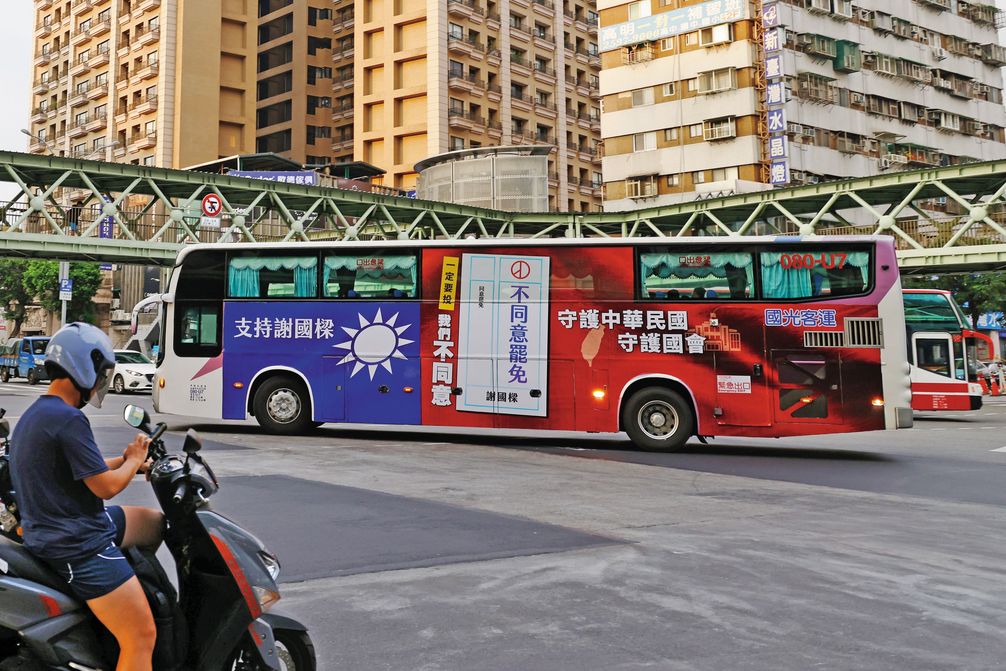 國民黨發動地面戰,刊登「支持謝國樑」客運廣告全力固樑。
