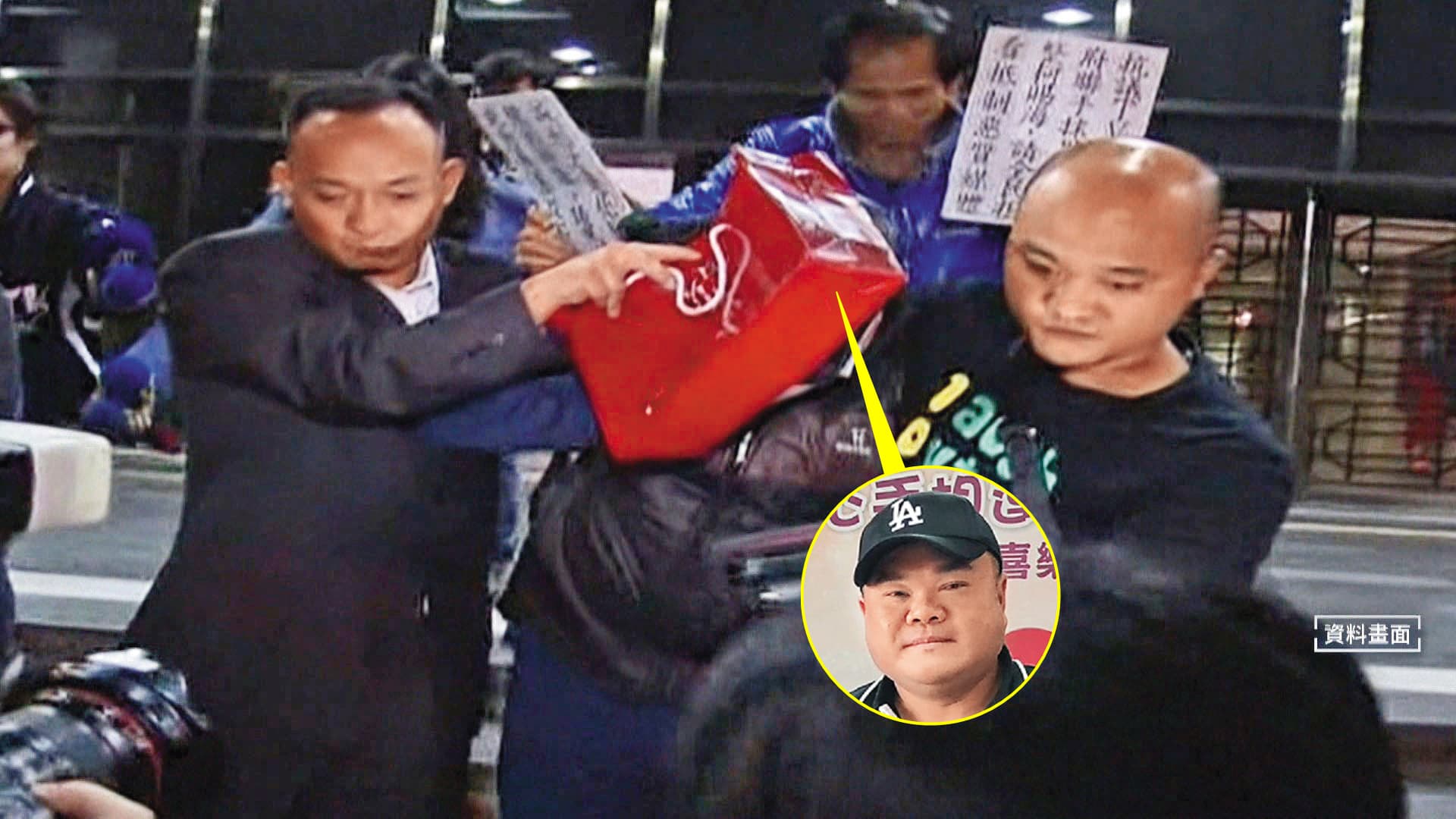 鍾文智(前中)10年前曾涉及炒作TDR遭北檢調查,他被交保時由2名友人貼身保護,並用紅色紙袋遮臉。(鏡新聞提供)