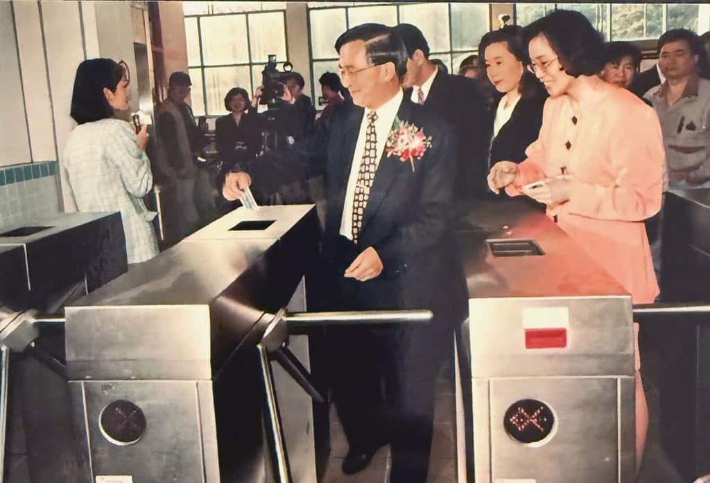 台北捷運木柵線正式營運通車當天,時任台北市長的陳水扁(中)買下第一張車票,搭乘第一班捷運到終點動物園站。(陳水扁提供)