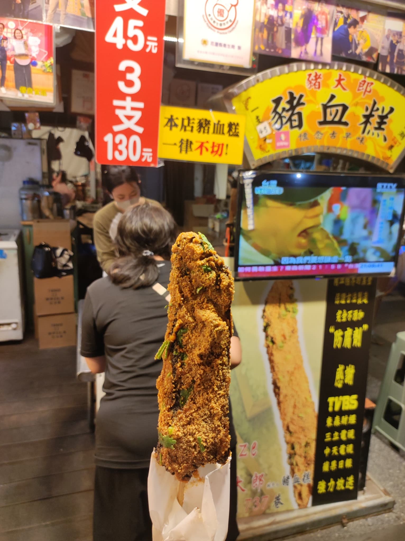 資深菜販廖炯程觀察,上週香菜價格一度喊到一斤400元,但仍有豬血糕攤販願意提供香菜。(翻攝自廖炯程臉書)