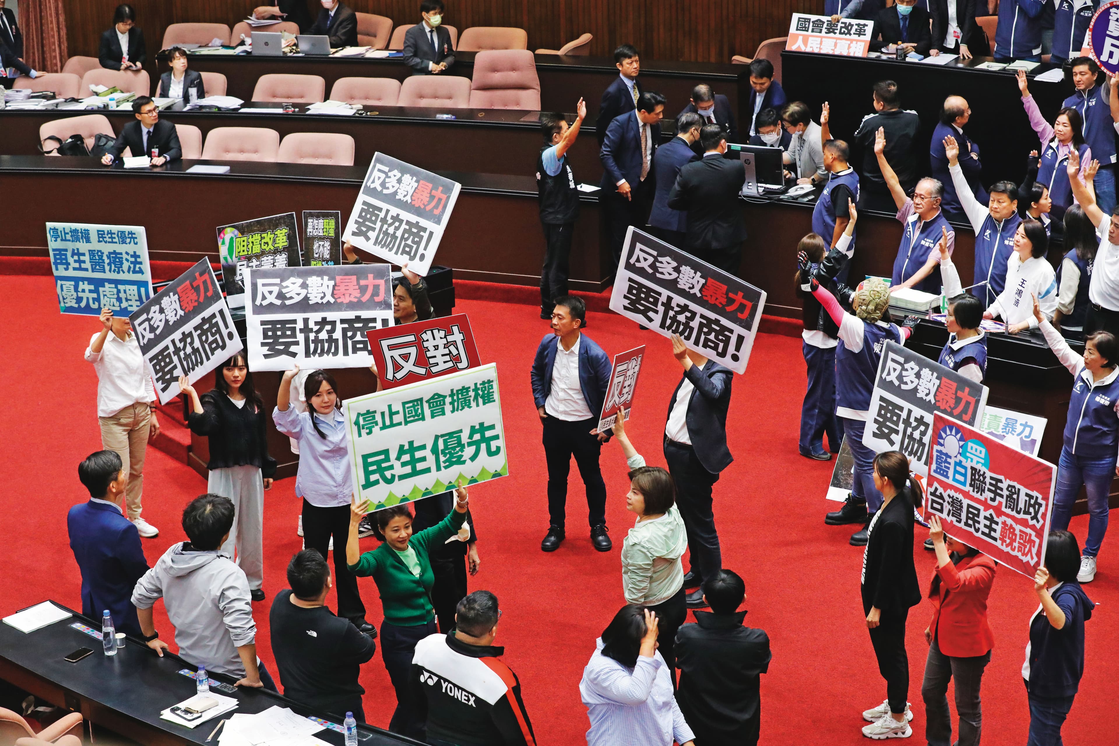 5月17日當天朝野立委在議場內對峙,互舉手牌表達立場。