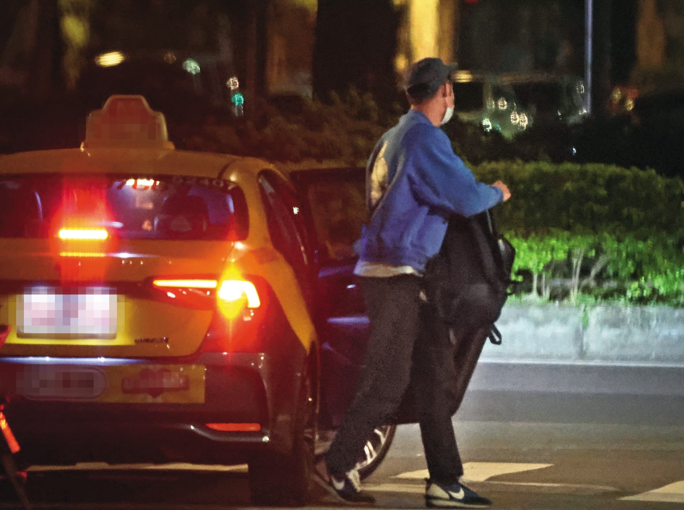 20:53,阮經天出入都用計程車代步,行程感覺滿滿而且腳步倉促。