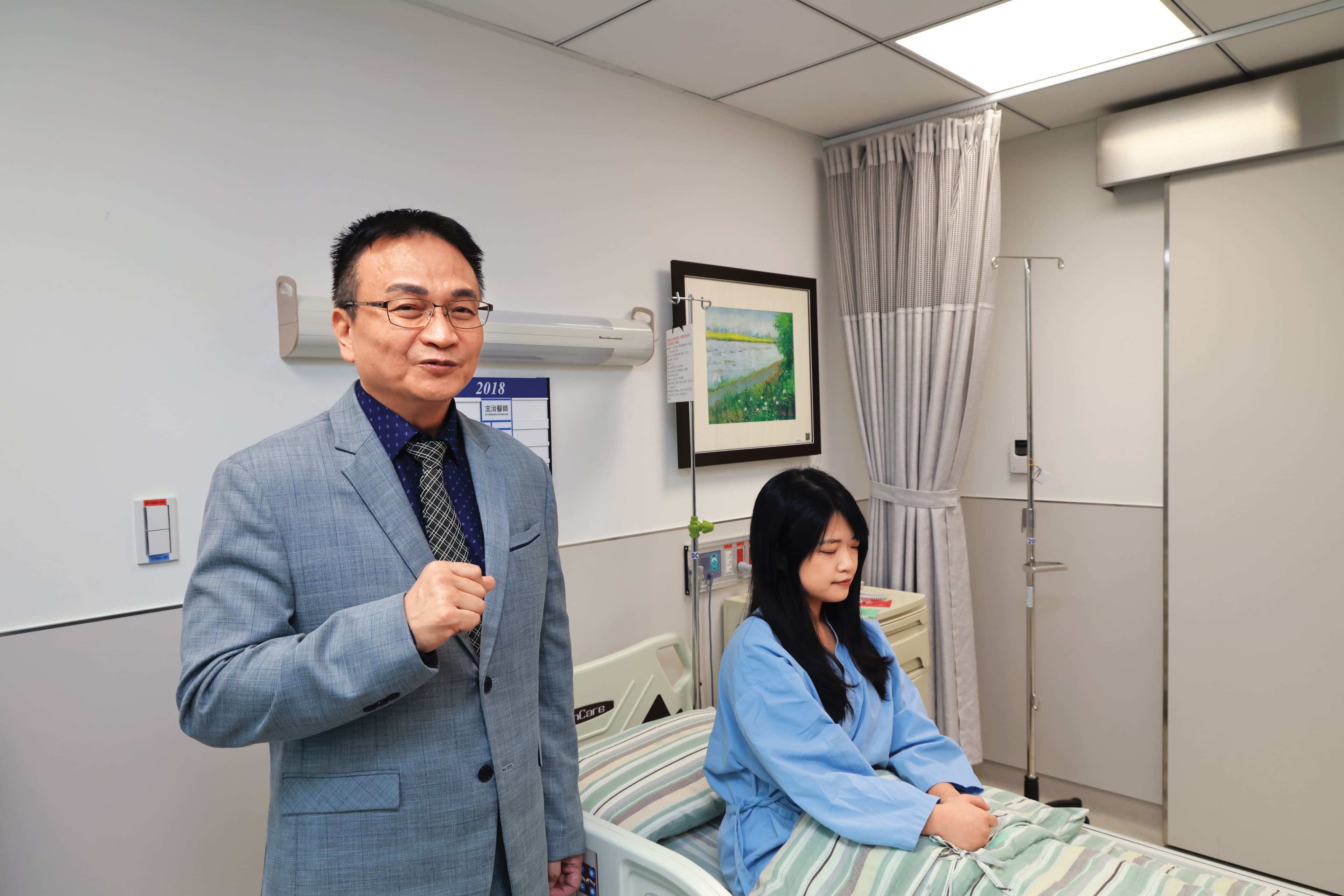 長聯科技董事長李友錚(右)喊話明年第一季將量產200台愛寶,同時著手開發第二代AI代理機型。