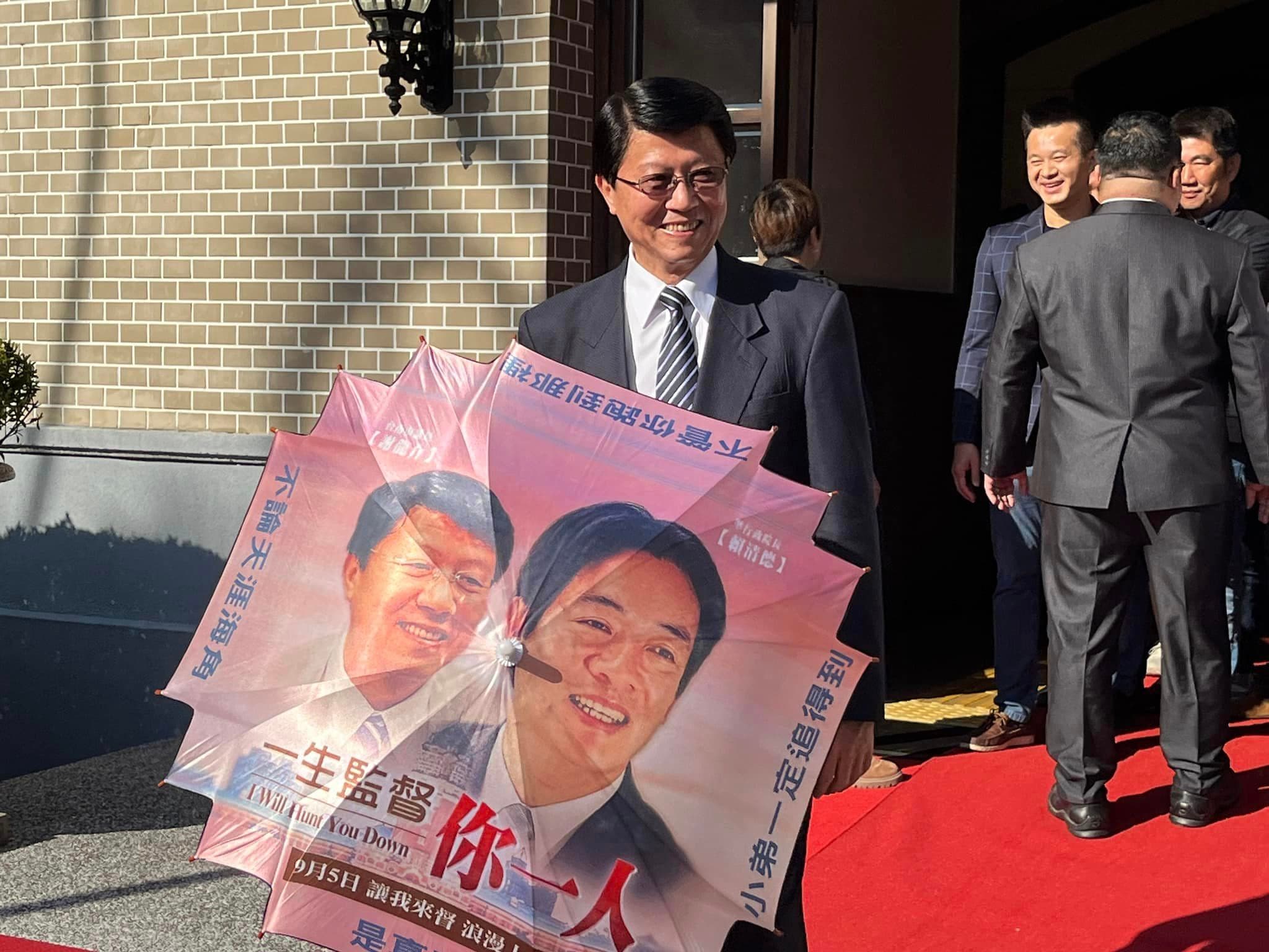 謝龍介撐的傘是6年前製作的。(翻攝謝龍介臉書)