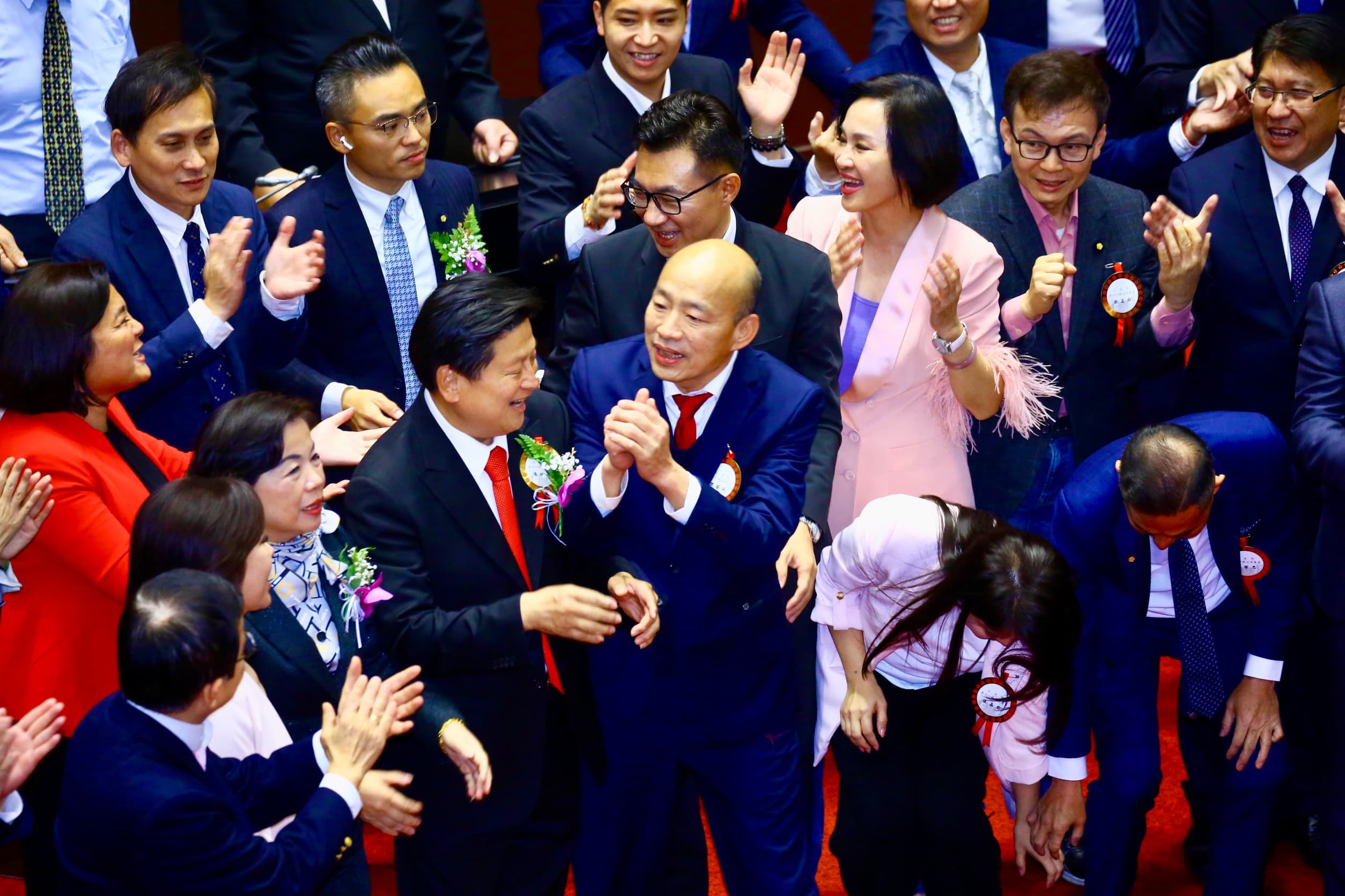 韓國瑜當選，藍委歡天喜地慶祝。