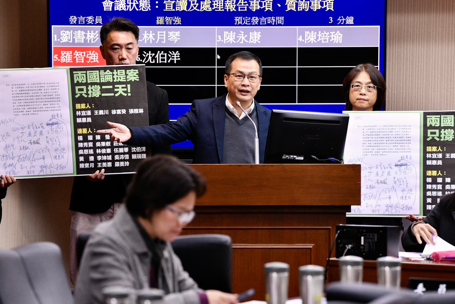 羅智強批總預算是違法預算,還嗆林宜瑾的兩國條例不敢送。(鏡報李智為)