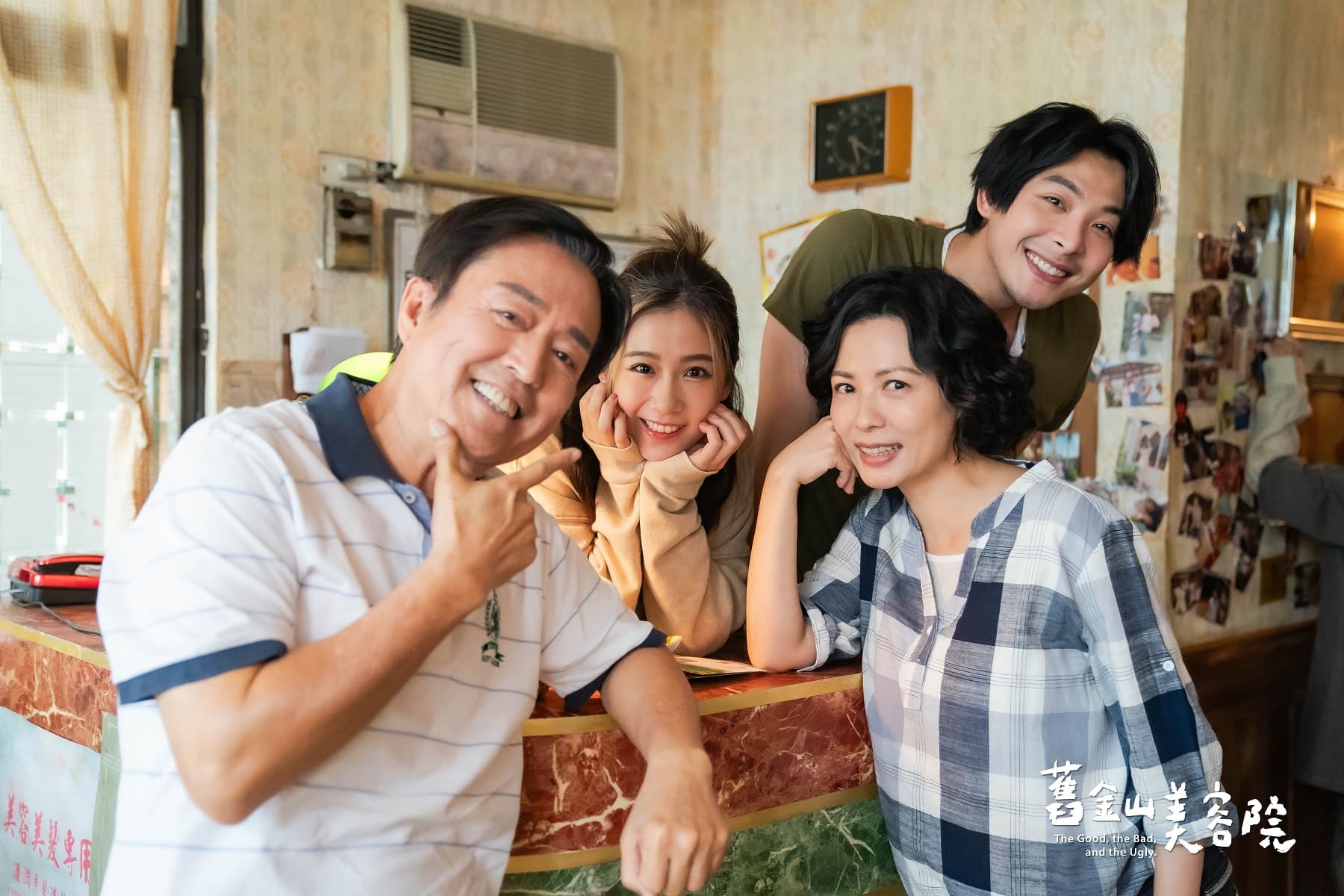 檢場(左起)、方志友、陳孝萱和連晨翔飾演一家人。(TVBS提供)