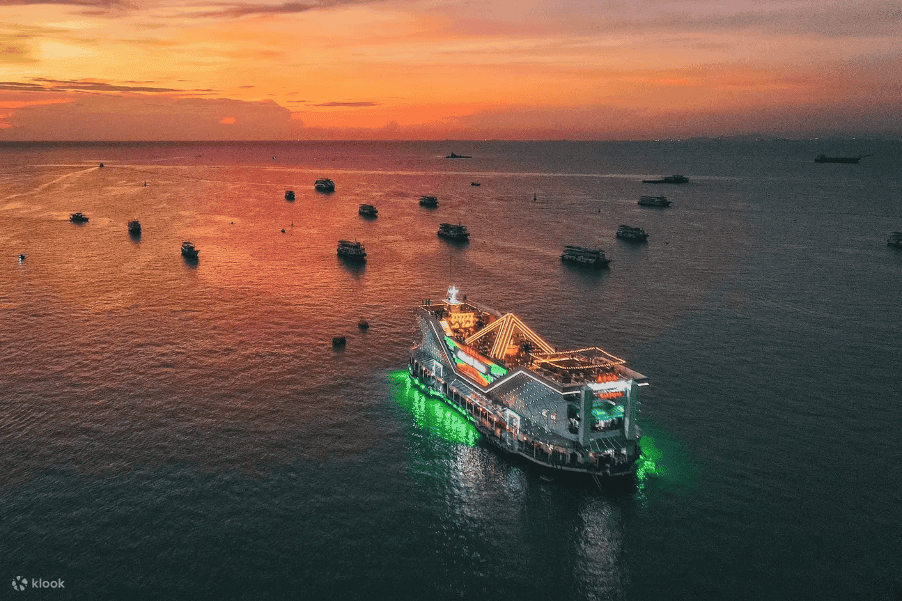 搭乘「Ocean Sky Pattaya」在海上欣賞芭達雅絕美夕陽。(Klook提供)