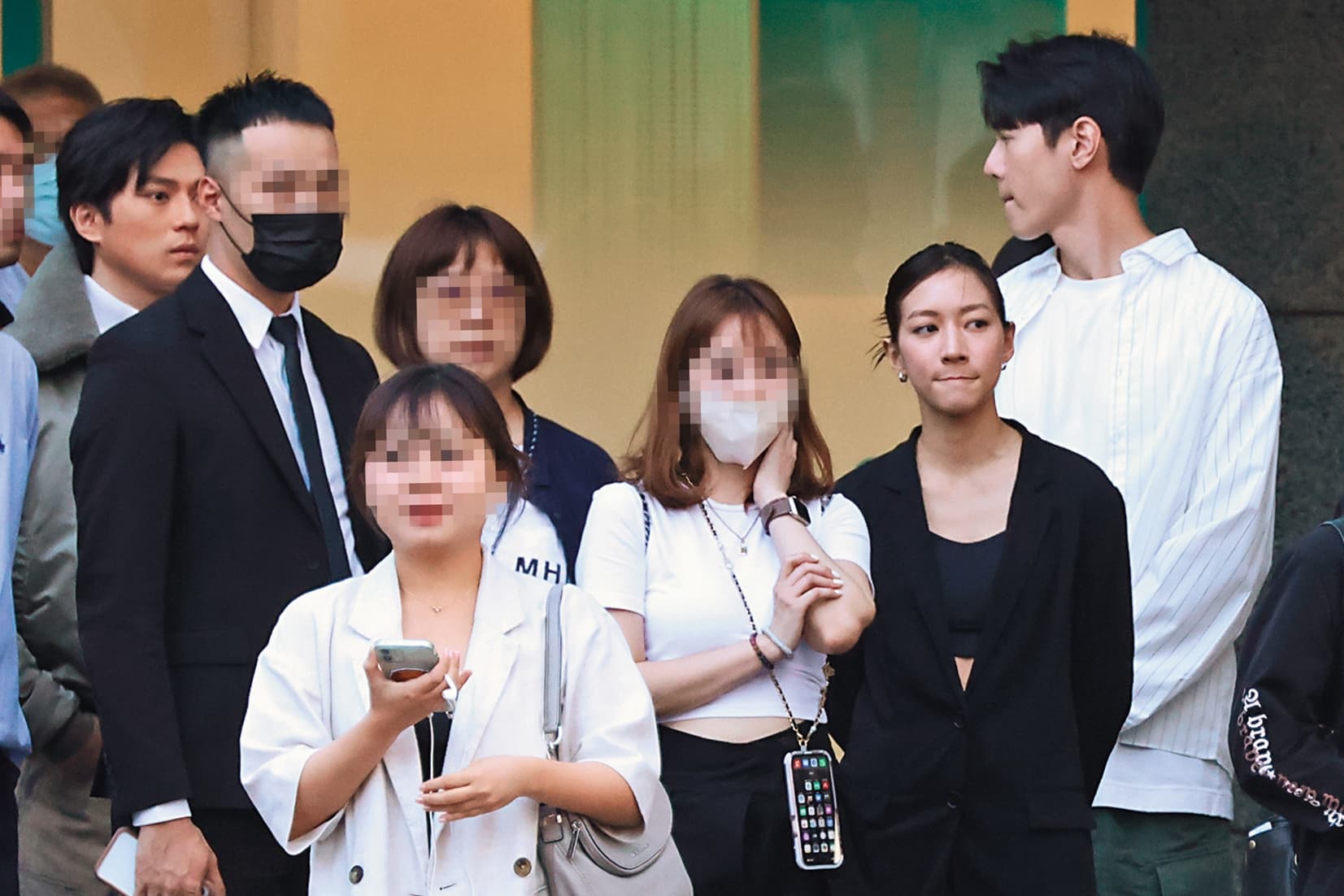 16:33 在工作人員重重包圍下,新田真劍佑(左一)等候時一旁還有陳妤(右二著黑衣)。