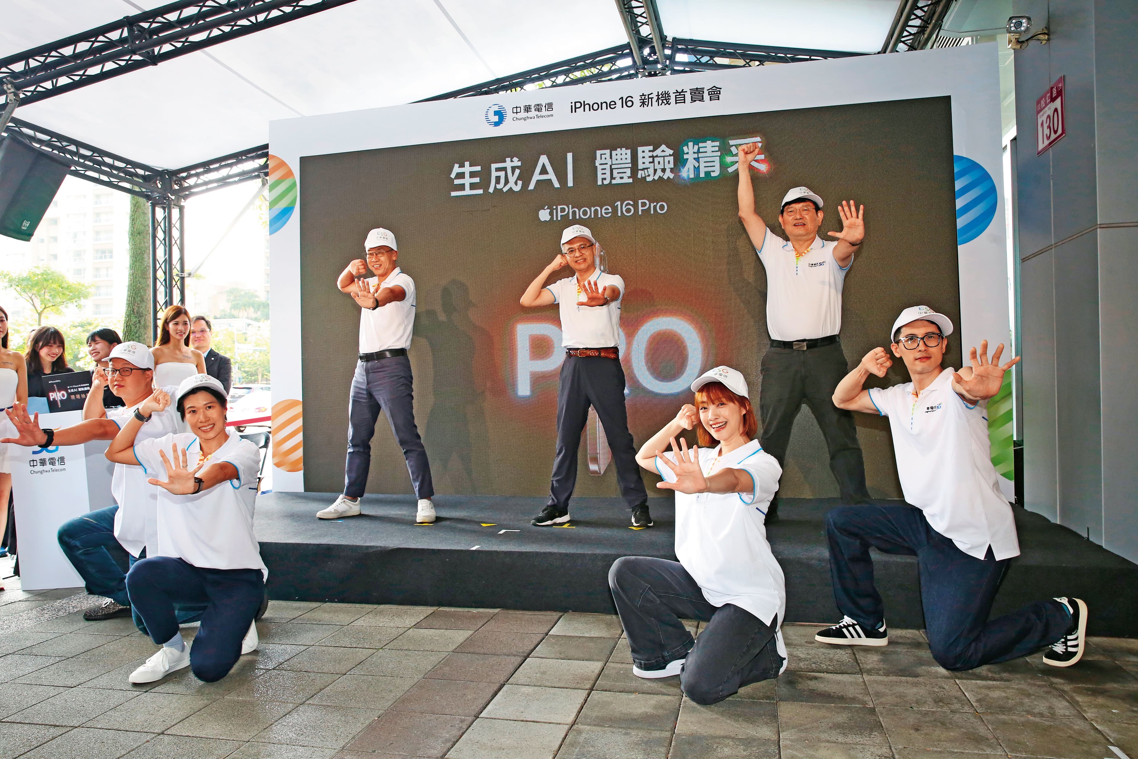 台灣男團Energy在新歌連蹲16下爆紅,郭水義率主管「16蹲」慶iPhone 16開賣。