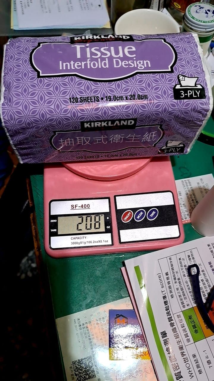 有網友親自實測，發現好市多的衛生紙重量疑似變少，新買的（圖）單包衛生紙重量比舊的少了13g。（翻攝自Costco好市多 商品經驗老實說臉書粉專）