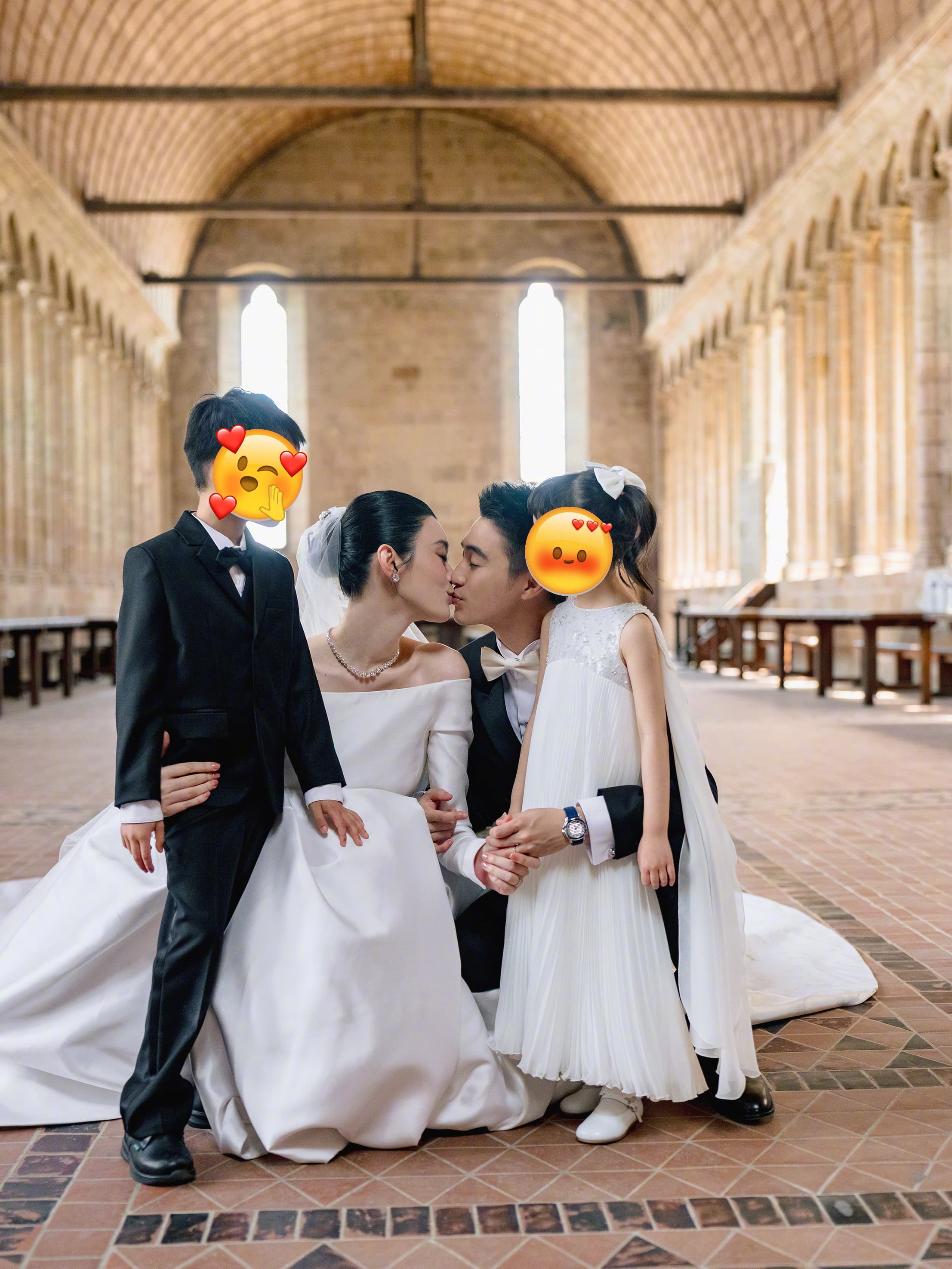 何猷君和奚夢瑤日前在法國古堡補辦婚禮,一雙子女也參與。(翻攝奚夢瑤微博)