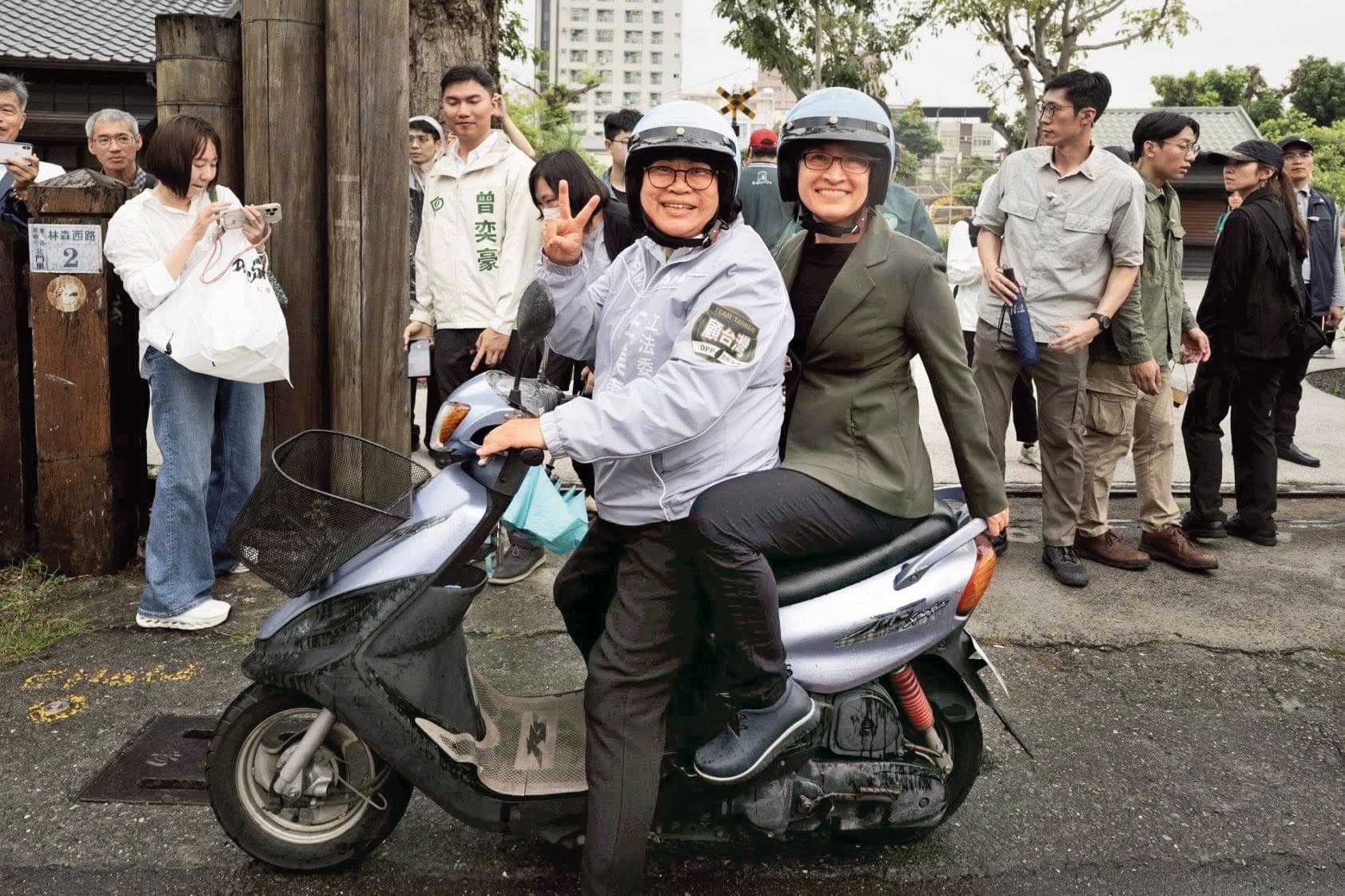 蕭美琴到嘉義市與立委王美惠共乘機車跑行程,獲得許多關注及討論。(翻攝蕭美琴臉書)