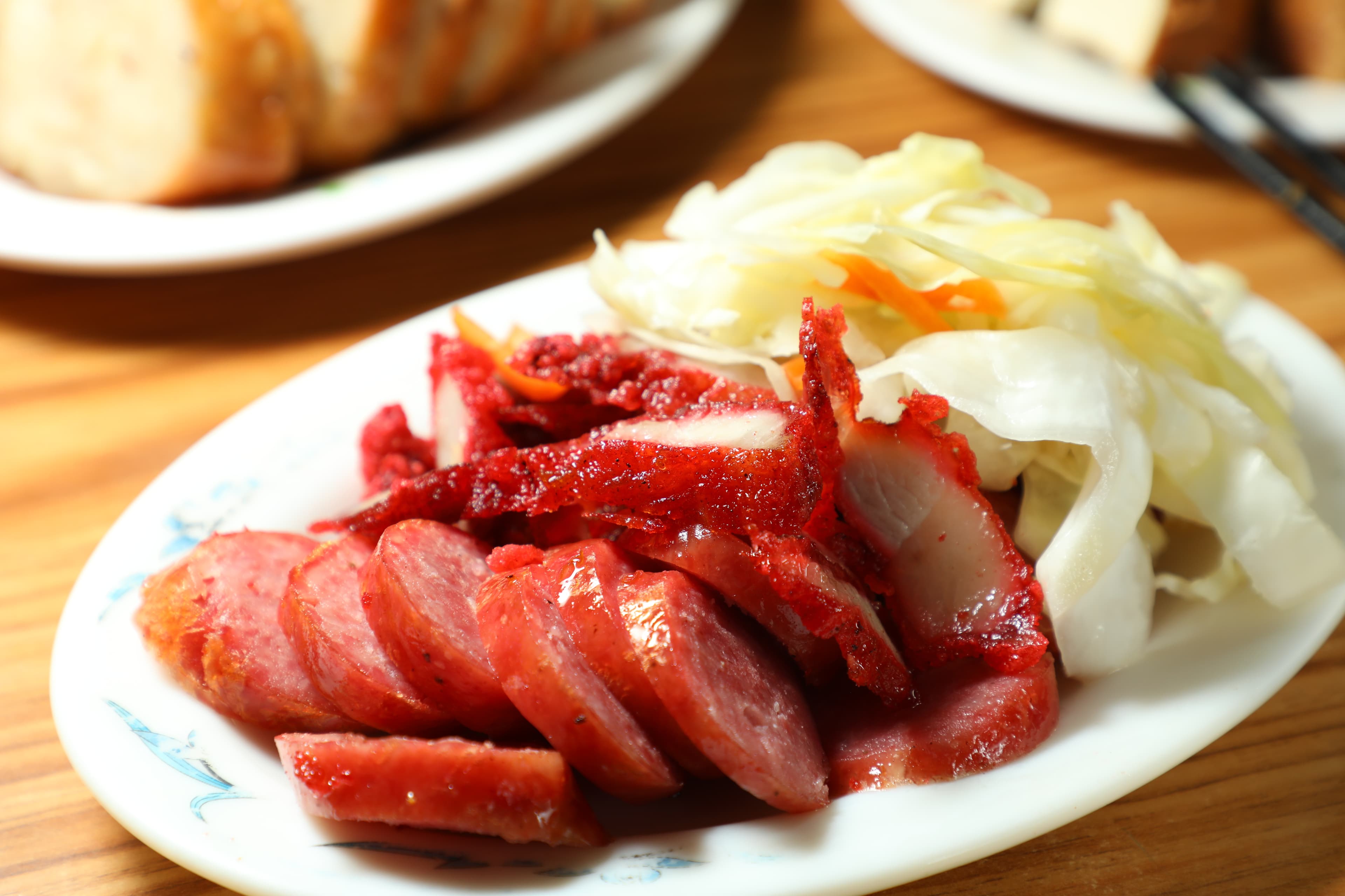 炸物可以兩兩搭配,圖中為「紅燒肉+香腸」。(90元/小份)