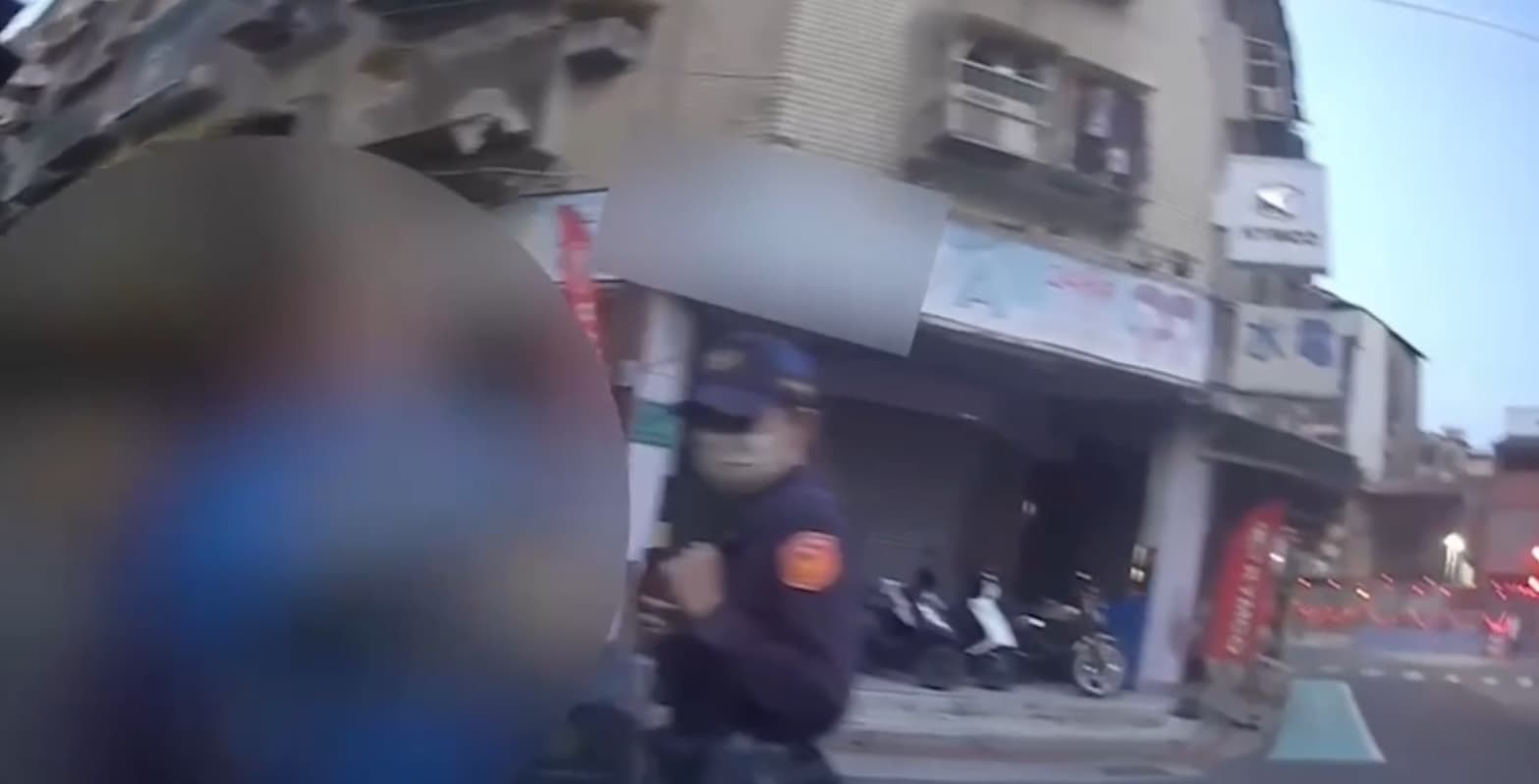 警方意外查出車主陳男竟是被地檢署發布的詐欺通緝犯,依法將他上銬逮捕。(翻攝畫面)