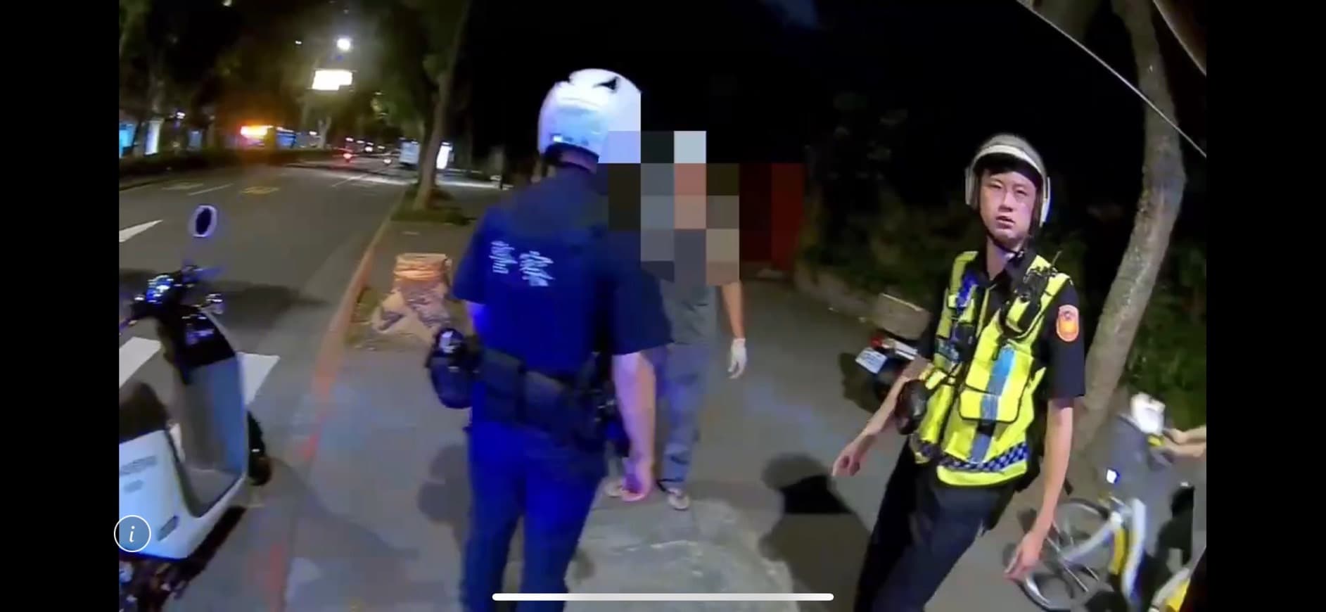 警方當場查扣鋸子及被鋸下的樹幹。(翻攝畫面)